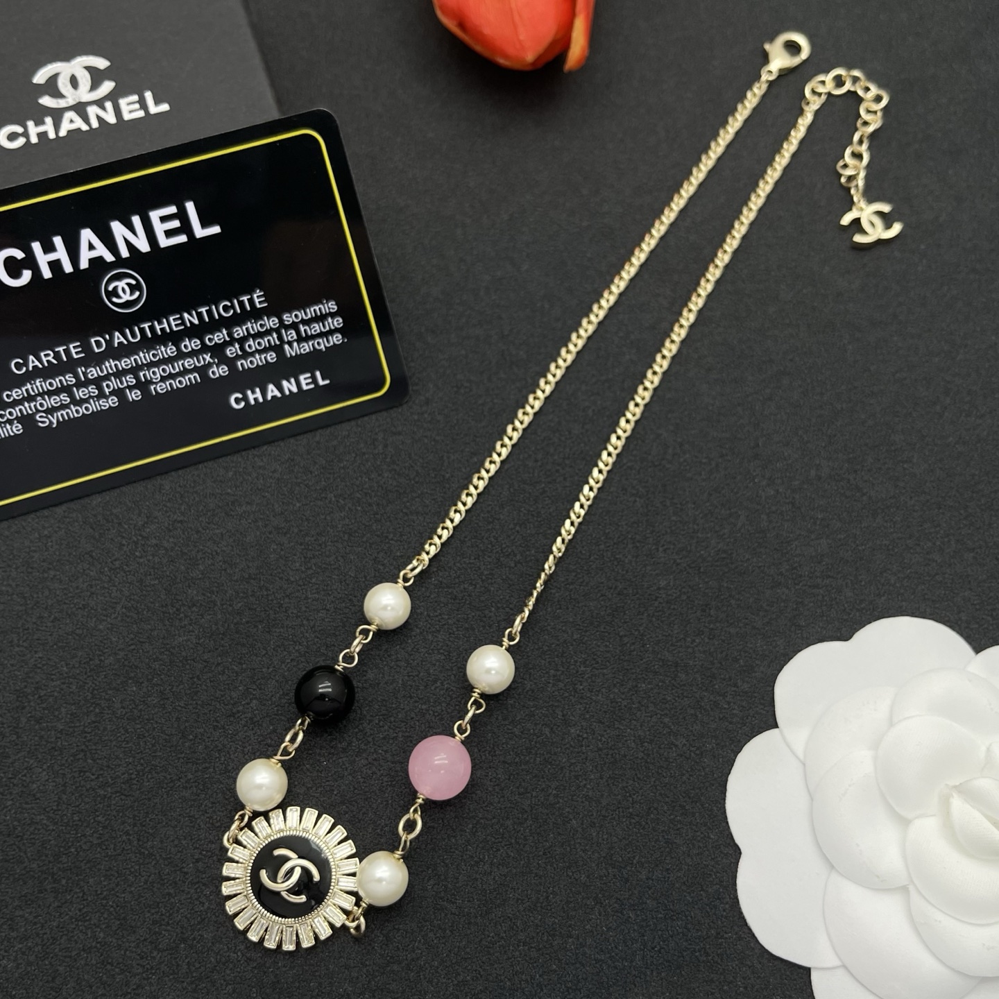 Chanel 一比一金色圓牌混珠項鍊｜黑白粉珠優雅並列造型