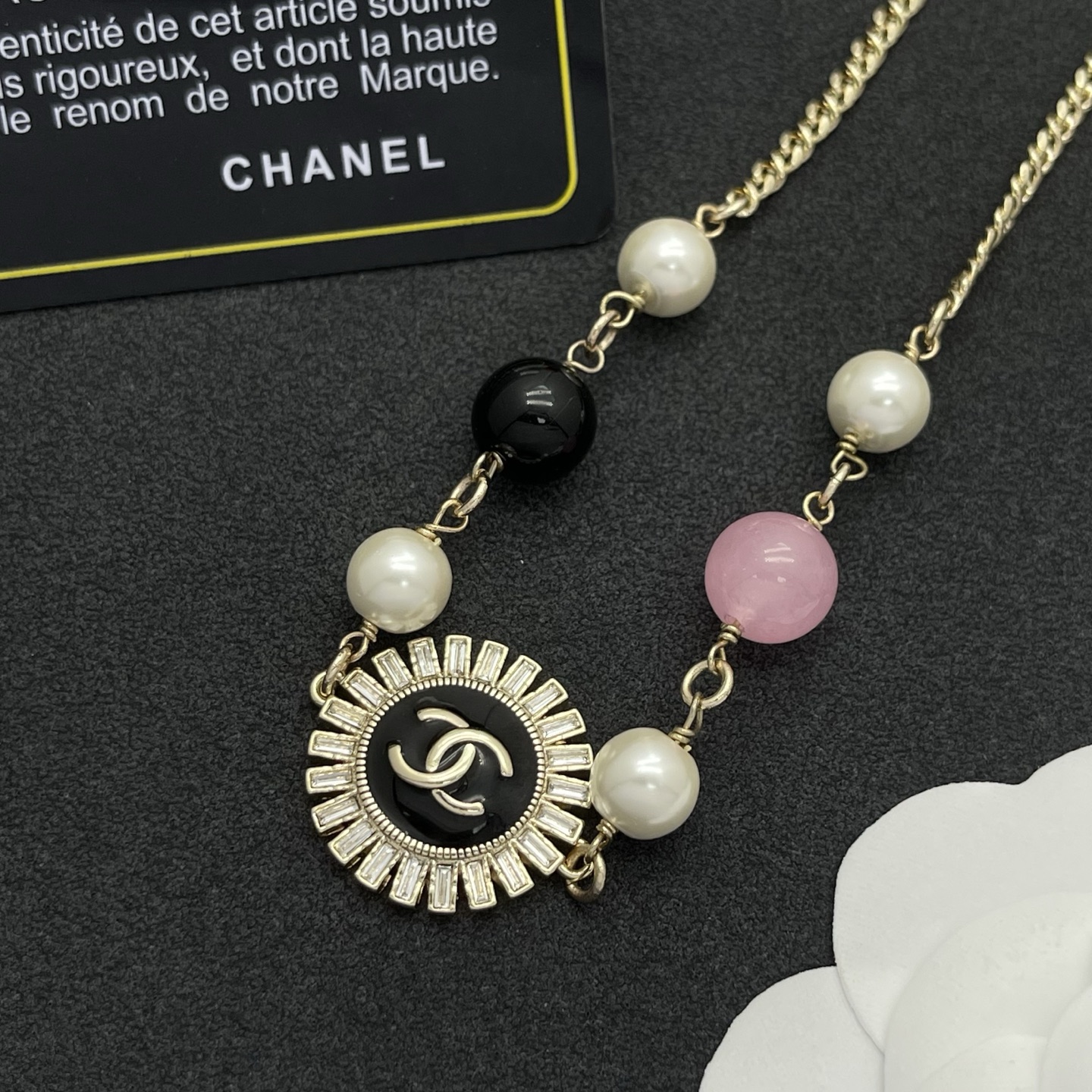Chanel 一比一金色圓牌混珠項鍊｜黑白粉珠優雅並列造型