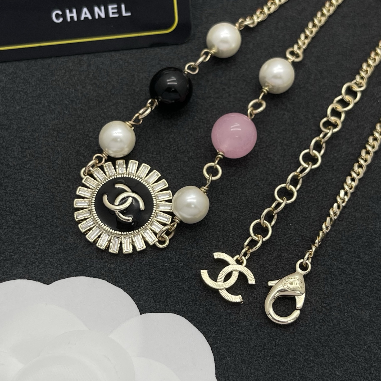 Chanel 一比一金色圓牌混珠項鍊｜黑白粉珠優雅並列造型