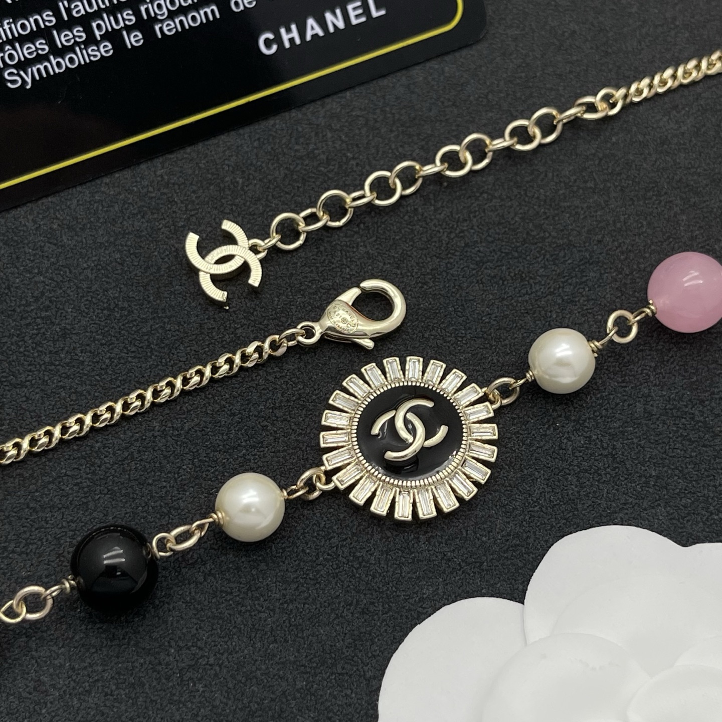 Chanel 一比一金色圓牌混珠項鍊｜黑白粉珠優雅並列造型
