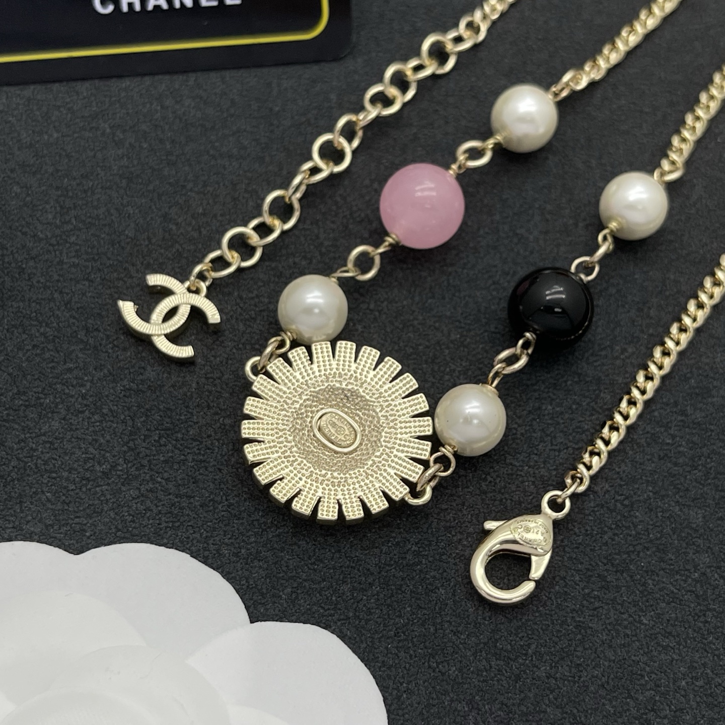Chanel 一比一金色圓牌混珠項鍊｜黑白粉珠優雅並列造型
