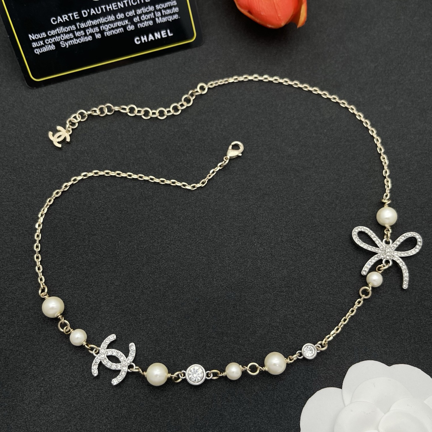 Chanel 高仿蝴蝶結珍珠不對稱項鍊|優雅水鑽蝴蝶結+經典雙C設計| 13 Chanel 高仿蝴蝶結珍珠不對稱項鍊|優雅水鑽蝴蝶結+經典雙C設計