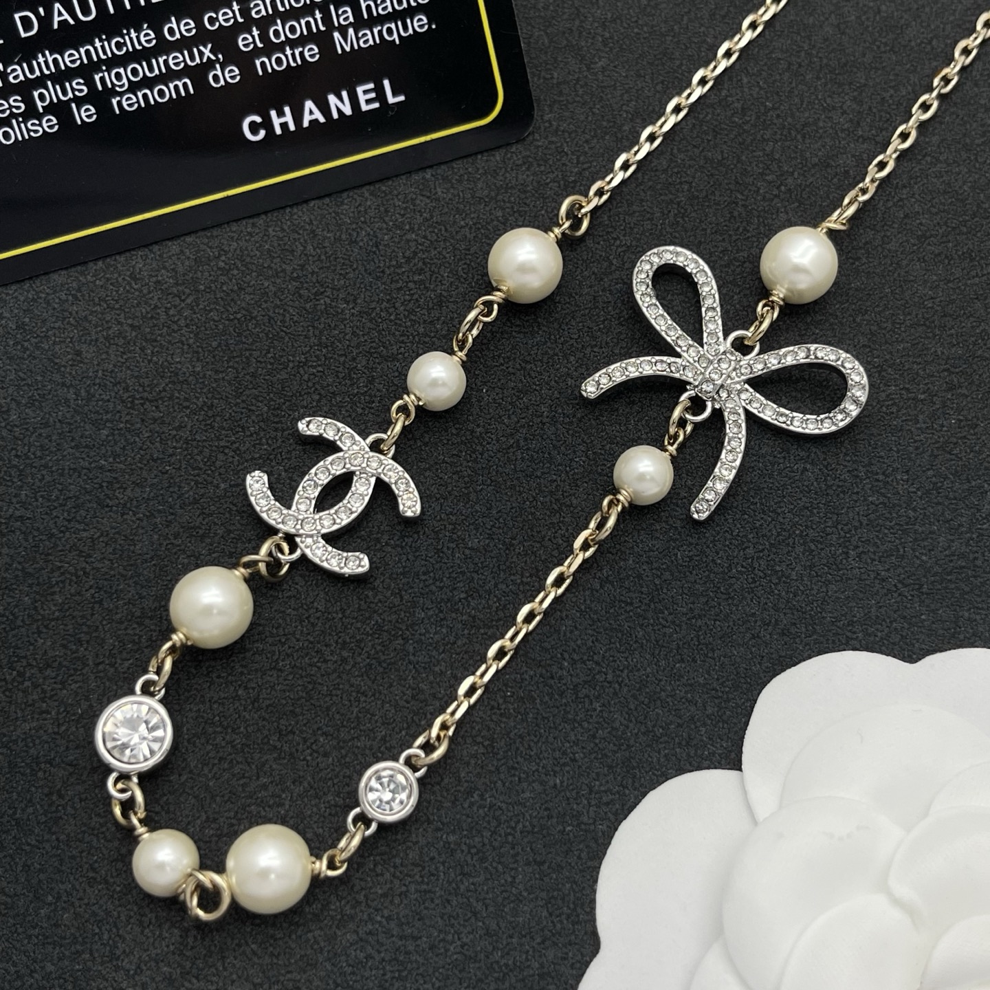 Chanel 高仿蝴蝶結珍珠不對稱項鍊｜優雅水鑽蝴蝶結＋經典雙C設計