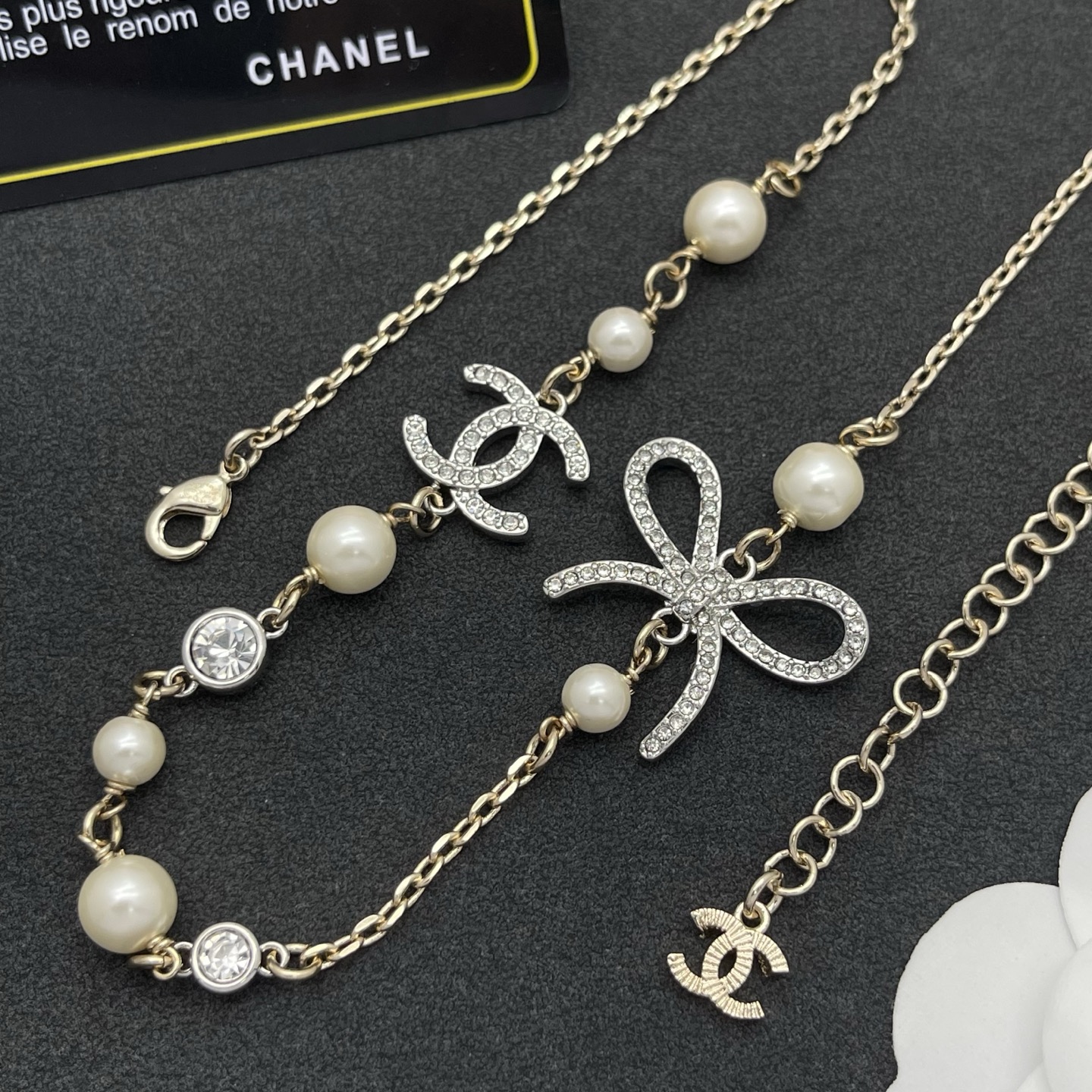 Chanel 高仿蝴蝶結珍珠不對稱項鍊｜優雅水鑽蝴蝶結＋經典雙C設計