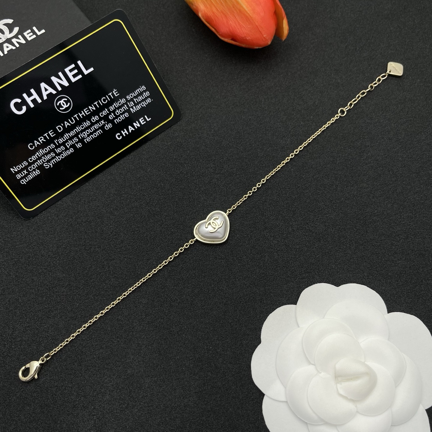 Chanel 高仿愛心母貝手鍊|細鏈工藝搭配小巧心形吊飾| 14 Chanel 高仿愛心母貝手鍊|細鏈工藝搭配小巧心形吊飾
