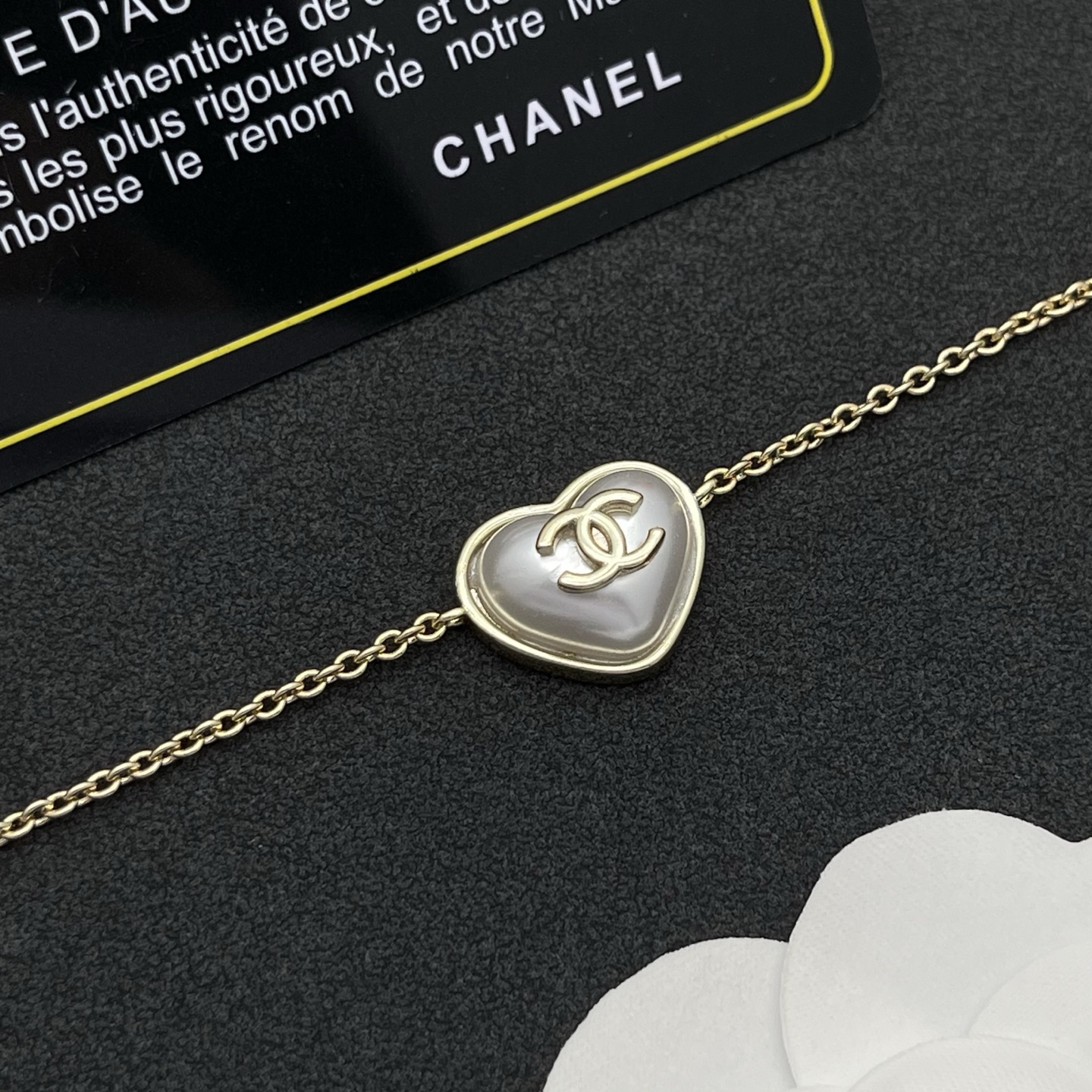 Chanel 高仿愛心母貝手鍊|細鏈工藝搭配小巧心形吊飾| 13 Chanel 高仿愛心母貝手鍊|細鏈工藝搭配小巧心形吊飾