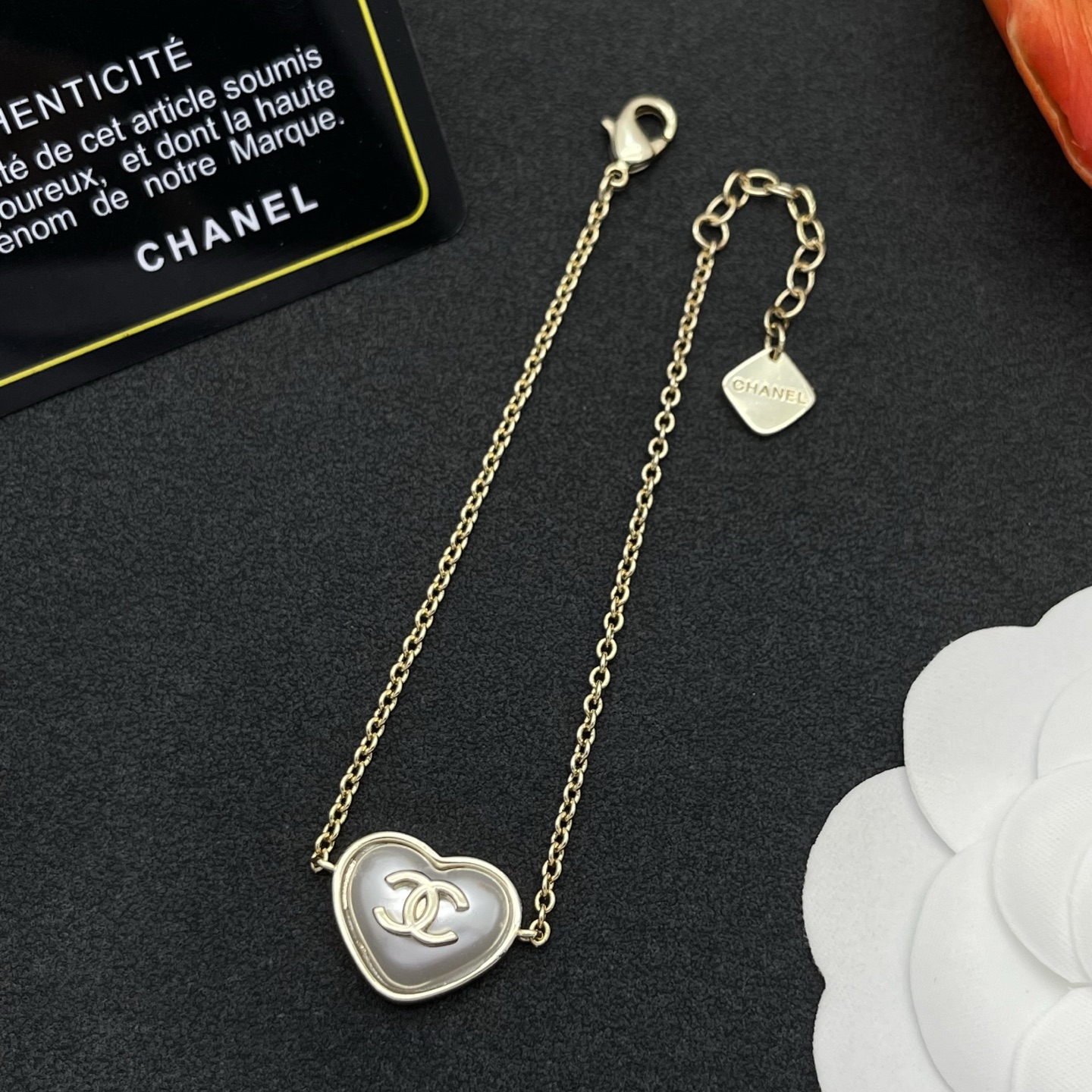 Chanel 高仿愛心母貝手鍊|細鏈工藝搭配小巧心形吊飾| 12 Chanel 高仿愛心母貝手鍊|細鏈工藝搭配小巧心形吊飾
