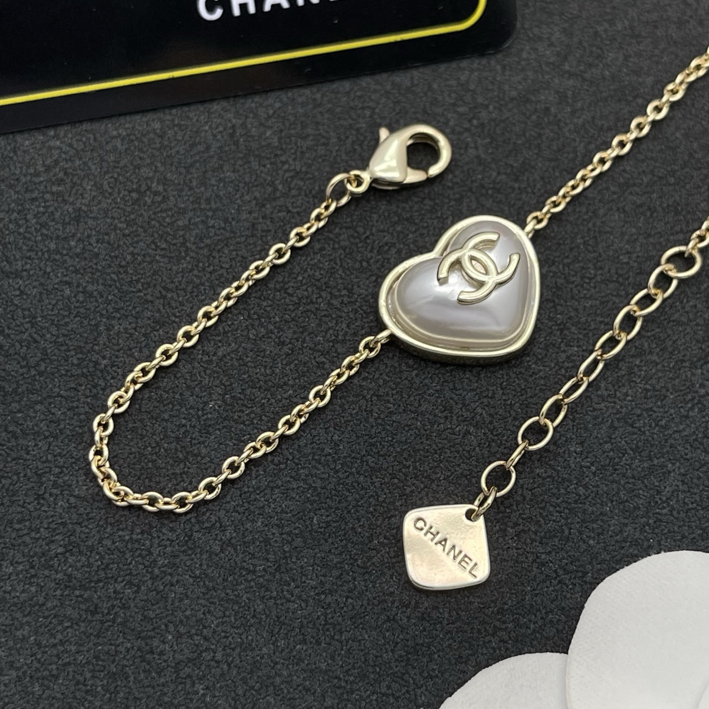 Chanel 高仿愛心母貝手鍊|細鏈工藝搭配小巧心形吊飾| 11 Chanel 高仿愛心母貝手鍊|細鏈工藝搭配小巧心形吊飾