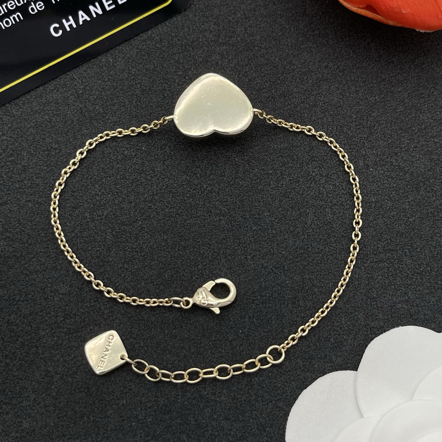 Chanel 高仿愛心母貝手鍊|細鏈工藝搭配小巧心形吊飾| 10 Chanel 高仿愛心母貝手鍊|細鏈工藝搭配小巧心形吊飾