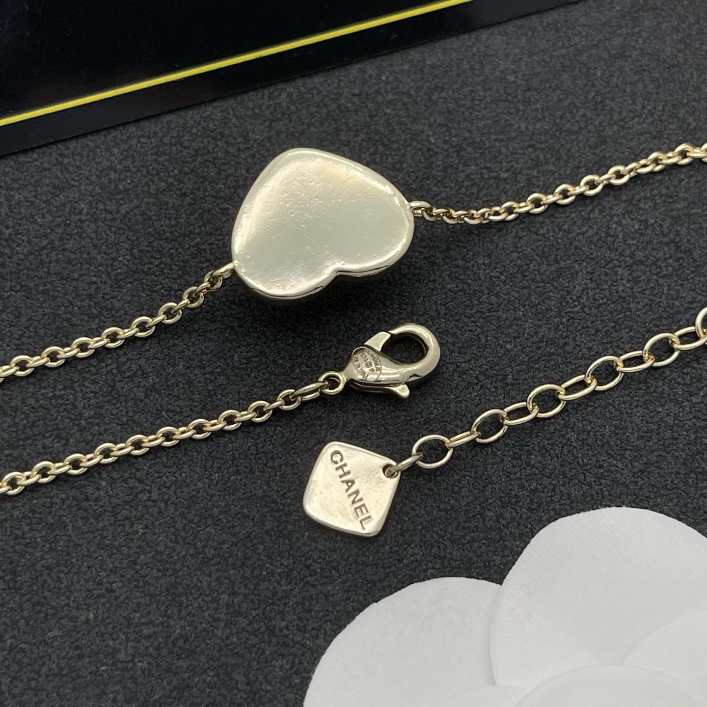 Chanel 高仿愛心母貝手鍊|細鏈工藝搭配小巧心形吊飾| 9 Chanel 高仿愛心母貝手鍊|細鏈工藝搭配小巧心形吊飾