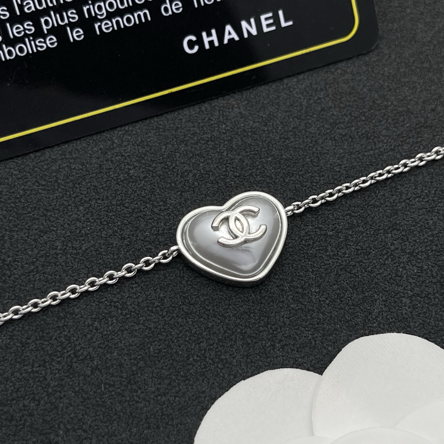 CHANEL 高仿 愛心造型銀色耳環 女款 氣質百搭小香風飾品| 13 CHANEL 高仿 愛心造型銀色耳環 女款 氣質百搭小香風飾品