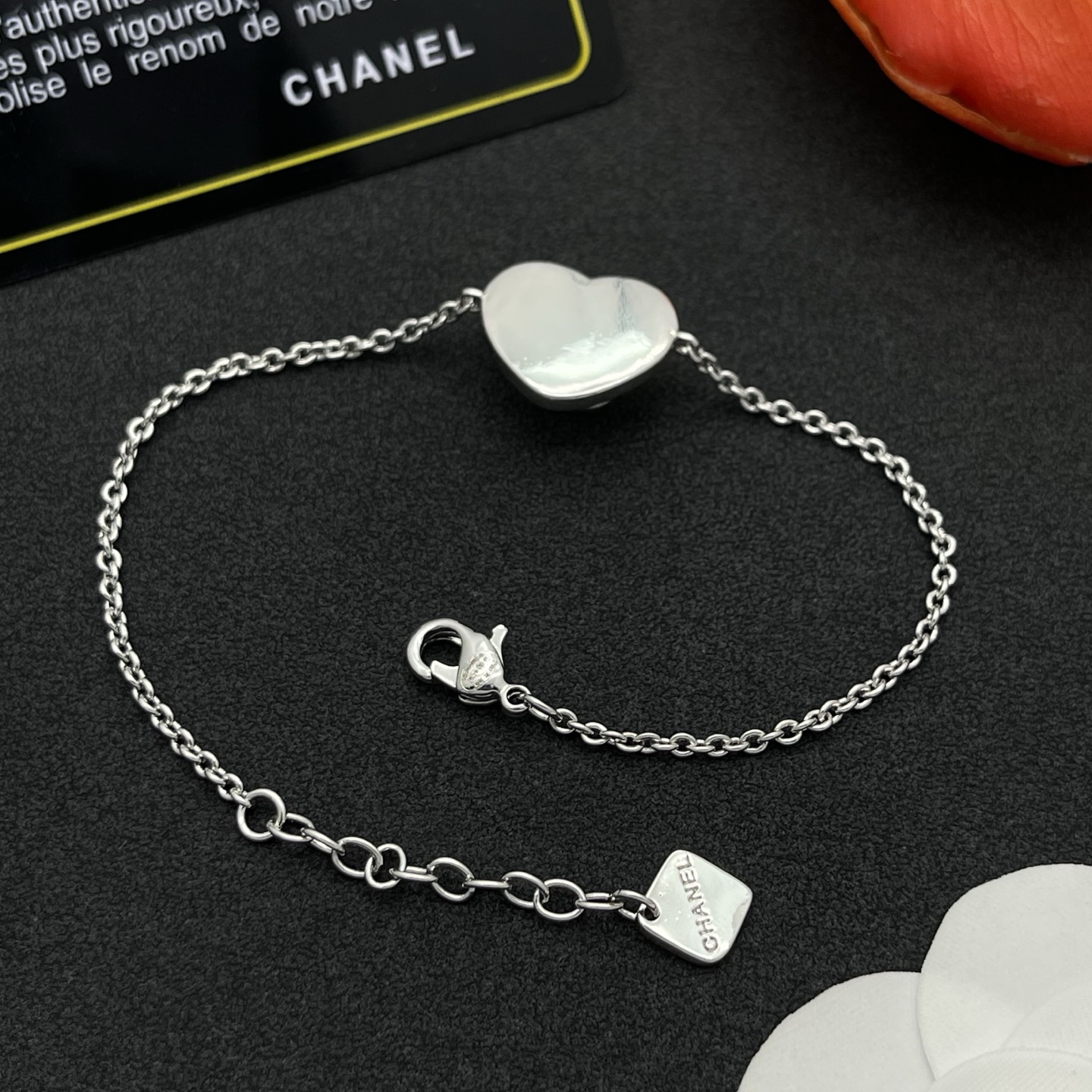 CHANEL 高仿 愛心造型銀色耳環 女款 氣質百搭小香風飾品| 10 CHANEL 高仿 愛心造型銀色耳環 女款 氣質百搭小香風飾品