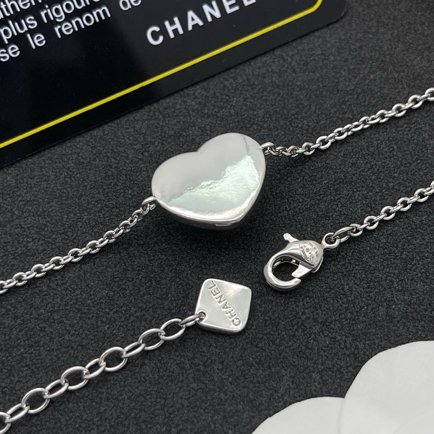 CHANEL 高仿 愛心造型銀色耳環 女款 氣質百搭小香風飾品| 9 CHANEL 高仿 愛心造型銀色耳環 女款 氣質百搭小香風飾品