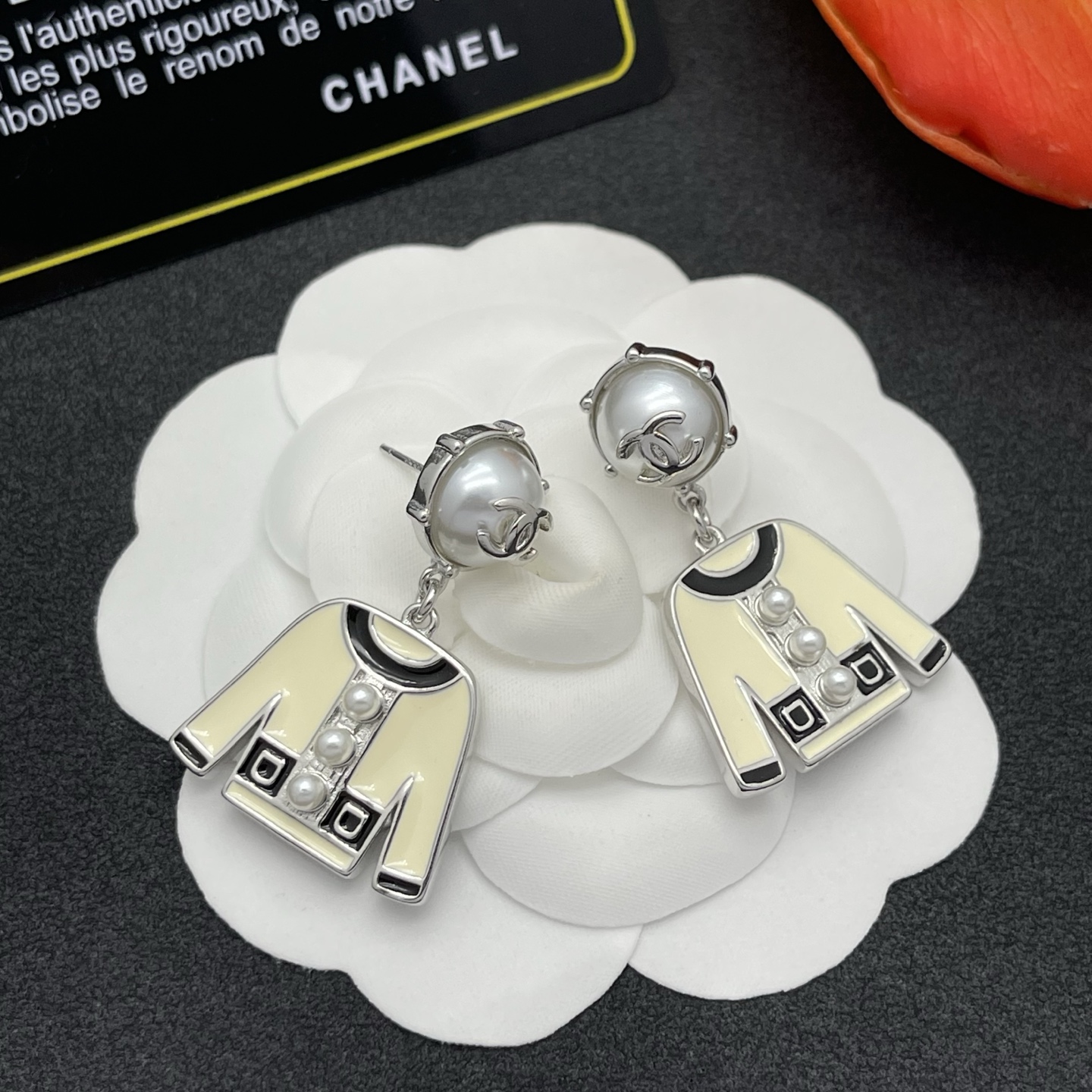 CHANEL 一比一 女款外套造型耳環 珍珠點綴銀色設計 小香風百搭飾品| 13 CHANEL 一比一 女款外套造型耳環 珍珠點綴銀色設計 小香風百搭飾品