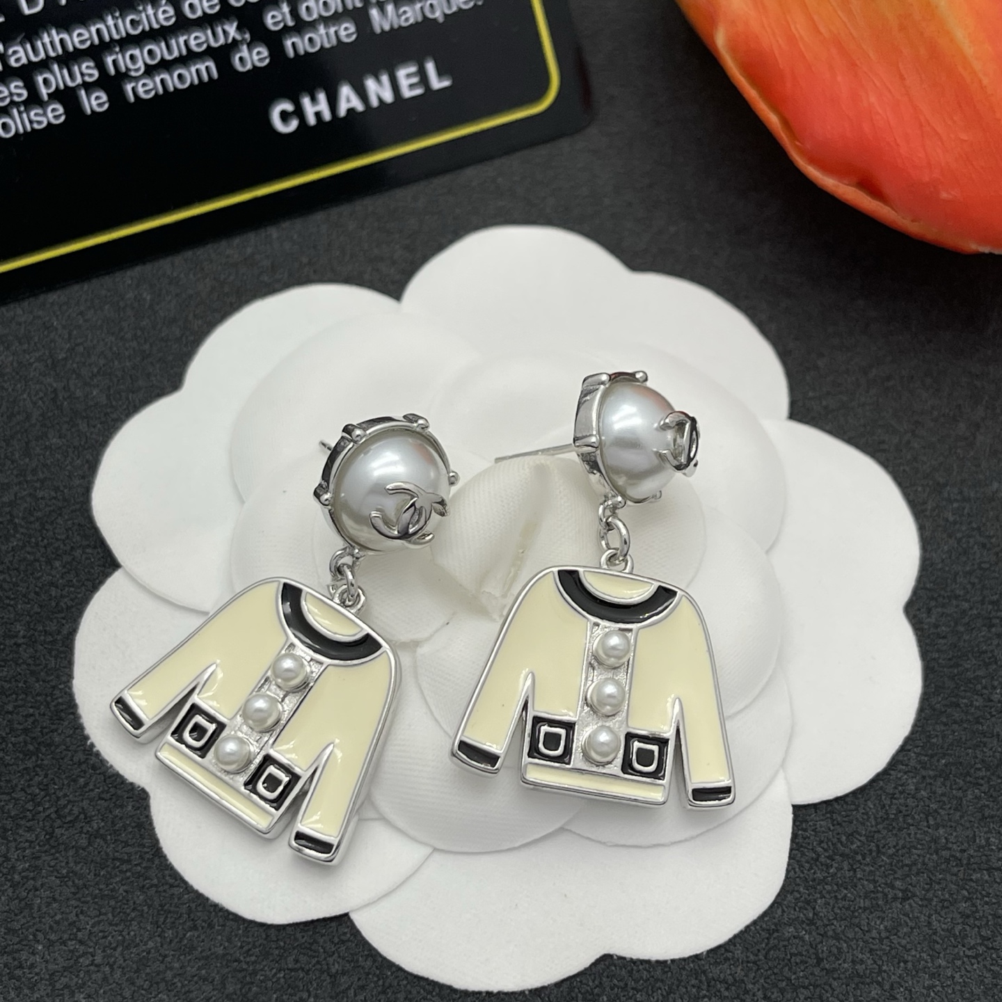 CHANEL 一比一 女款外套造型耳環 珍珠點綴銀色設計 小香風百搭飾品| 12 CHANEL 一比一 女款外套造型耳環 珍珠點綴銀色設計 小香風百搭飾品