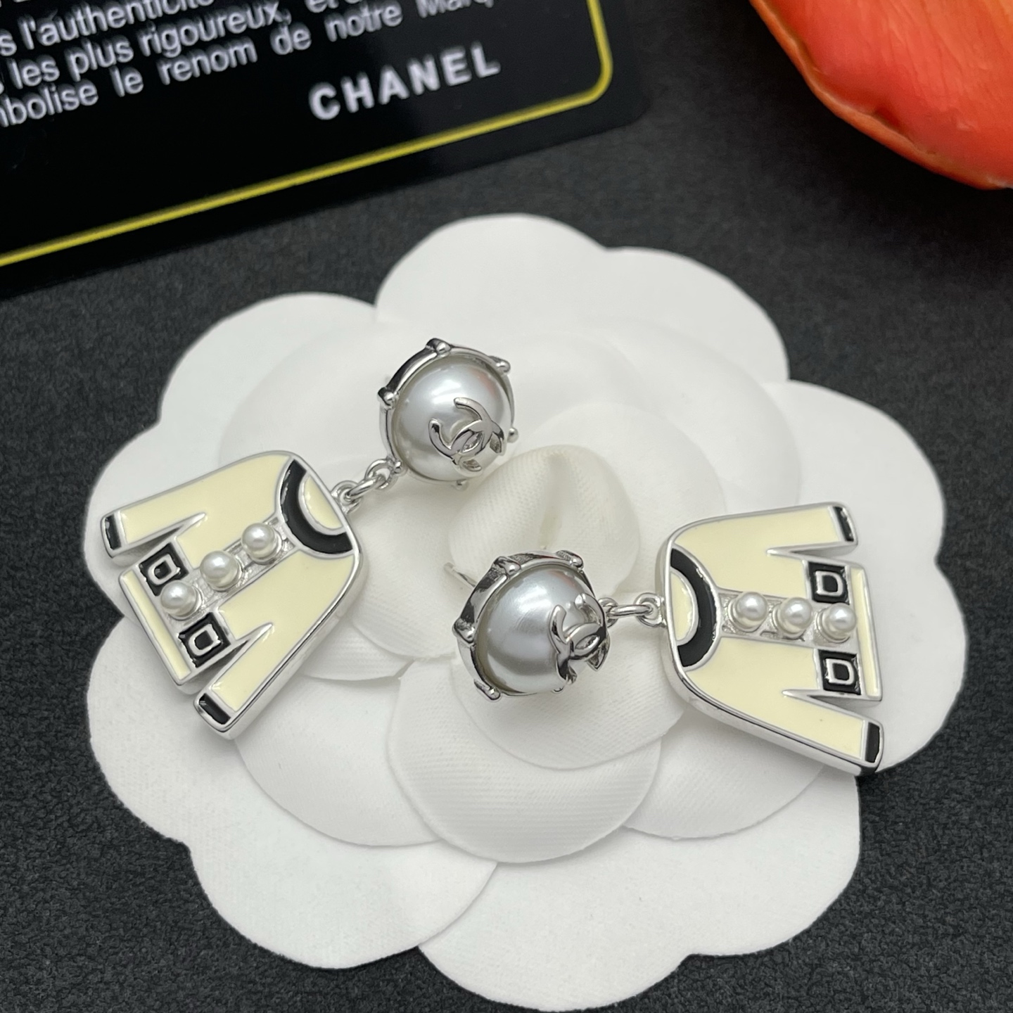 CHANEL 一比一 女款外套造型耳環 珍珠點綴銀色設計 小香風百搭飾品| 11 CHANEL 一比一 女款外套造型耳環 珍珠點綴銀色設計 小香風百搭飾品