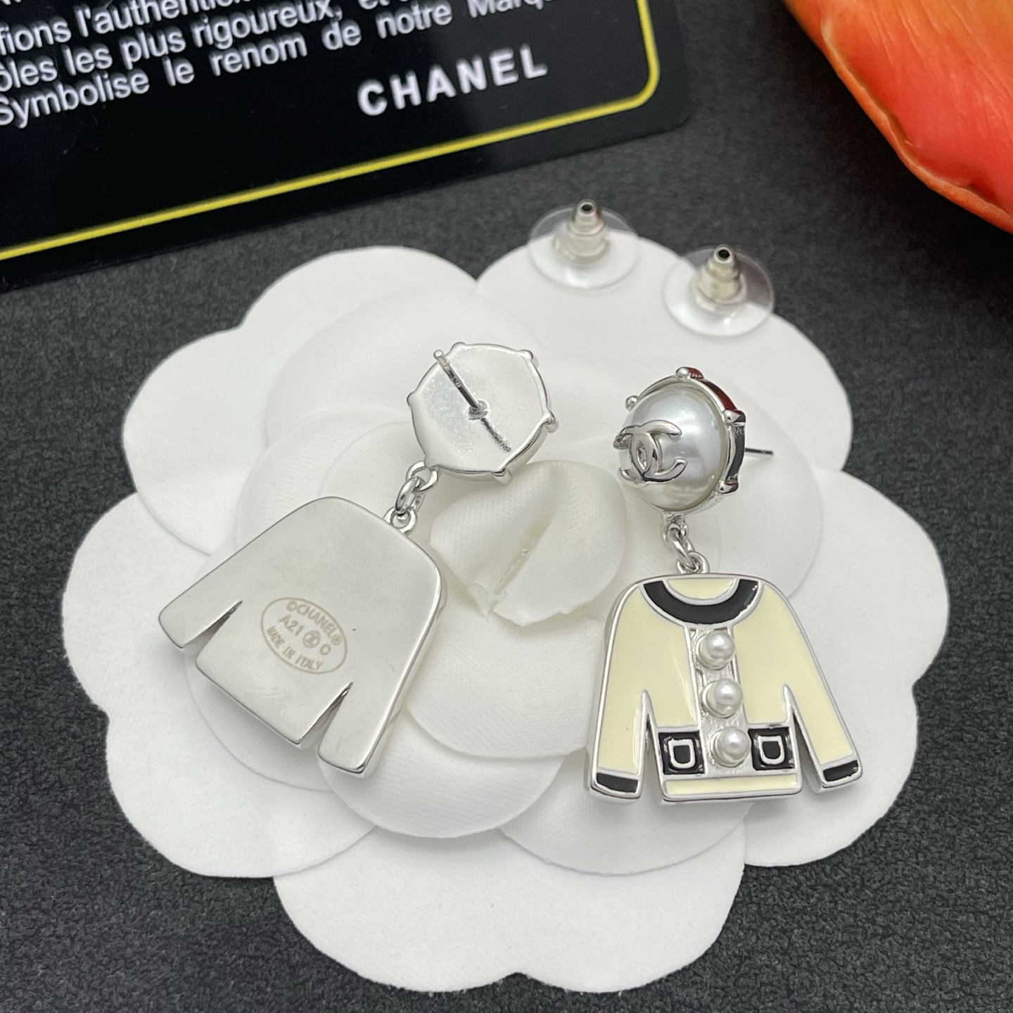 CHANEL 一比一 女款外套造型耳環 珍珠點綴銀色設計 小香風百搭飾品| 10 CHANEL 一比一 女款外套造型耳環 珍珠點綴銀色設計 小香風百搭飾品