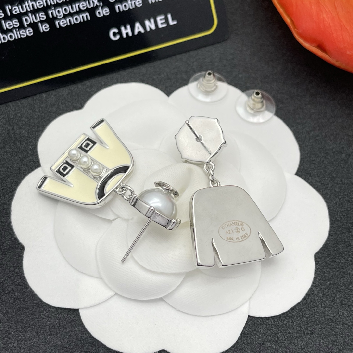 CHANEL 一比一 女款外套造型耳環 珍珠點綴銀色設計 小香風百搭飾品| 9 CHANEL 一比一 女款外套造型耳環 珍珠點綴銀色設計 小香風百搭飾品