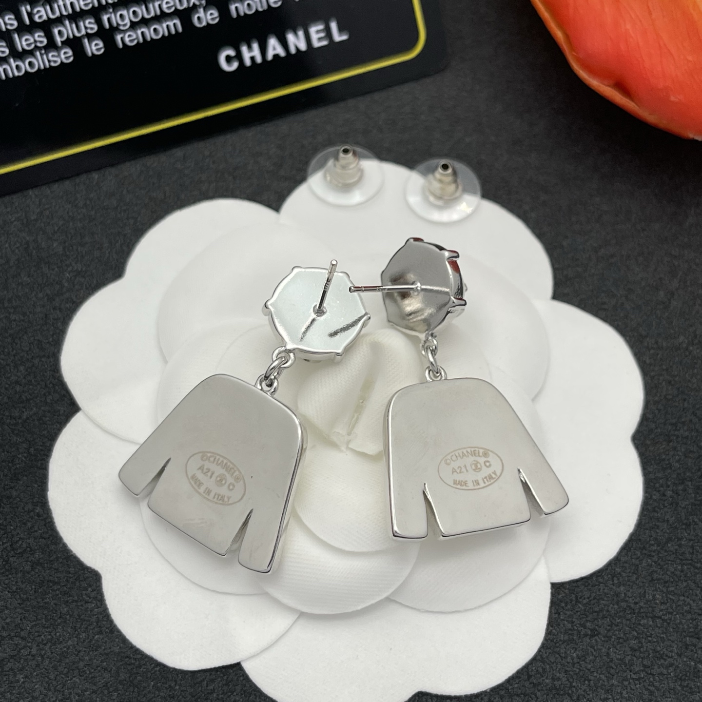 CHANEL 一比一 女款外套造型耳環 珍珠點綴銀色設計 小香風百搭飾品| 8 CHANEL 一比一 女款外套造型耳環 珍珠點綴銀色設計 小香風百搭飾品