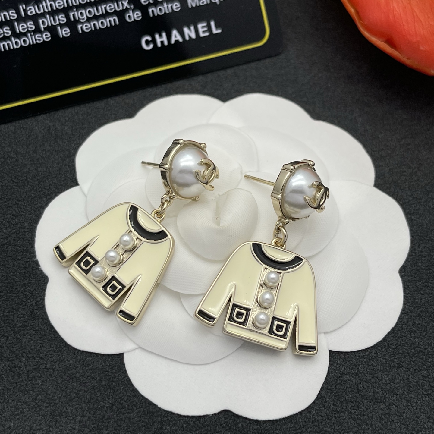 CHANEL 原單 女款外套設計耳環 珍珠點綴金色款 法式優雅小香風飾品| 12 CHANEL 原單 女款外套設計耳環 珍珠點綴金色款 法式優雅小香風飾品
