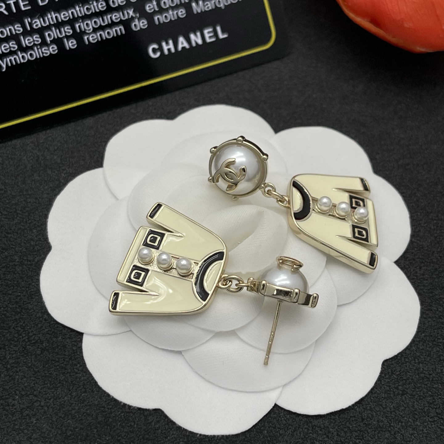 CHANEL 原單 女款外套設計耳環 珍珠點綴金色款 法式優雅小香風飾品| 11 CHANEL 原單 女款外套設計耳環 珍珠點綴金色款 法式優雅小香風飾品