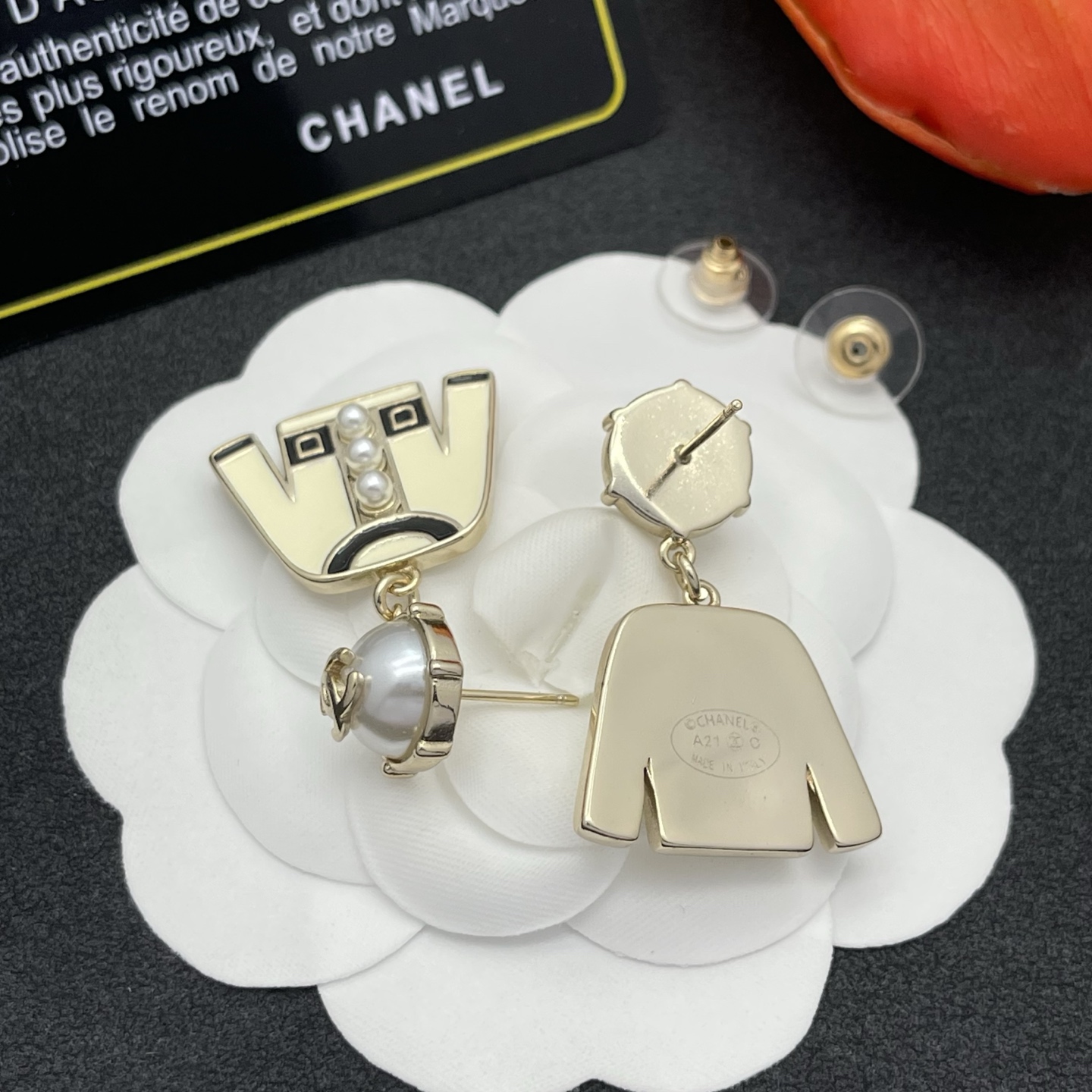 CHANEL 原單 女款外套設計耳環 珍珠點綴金色款 法式優雅小香風飾品| 9 CHANEL 原單 女款外套設計耳環 珍珠點綴金色款 法式優雅小香風飾品