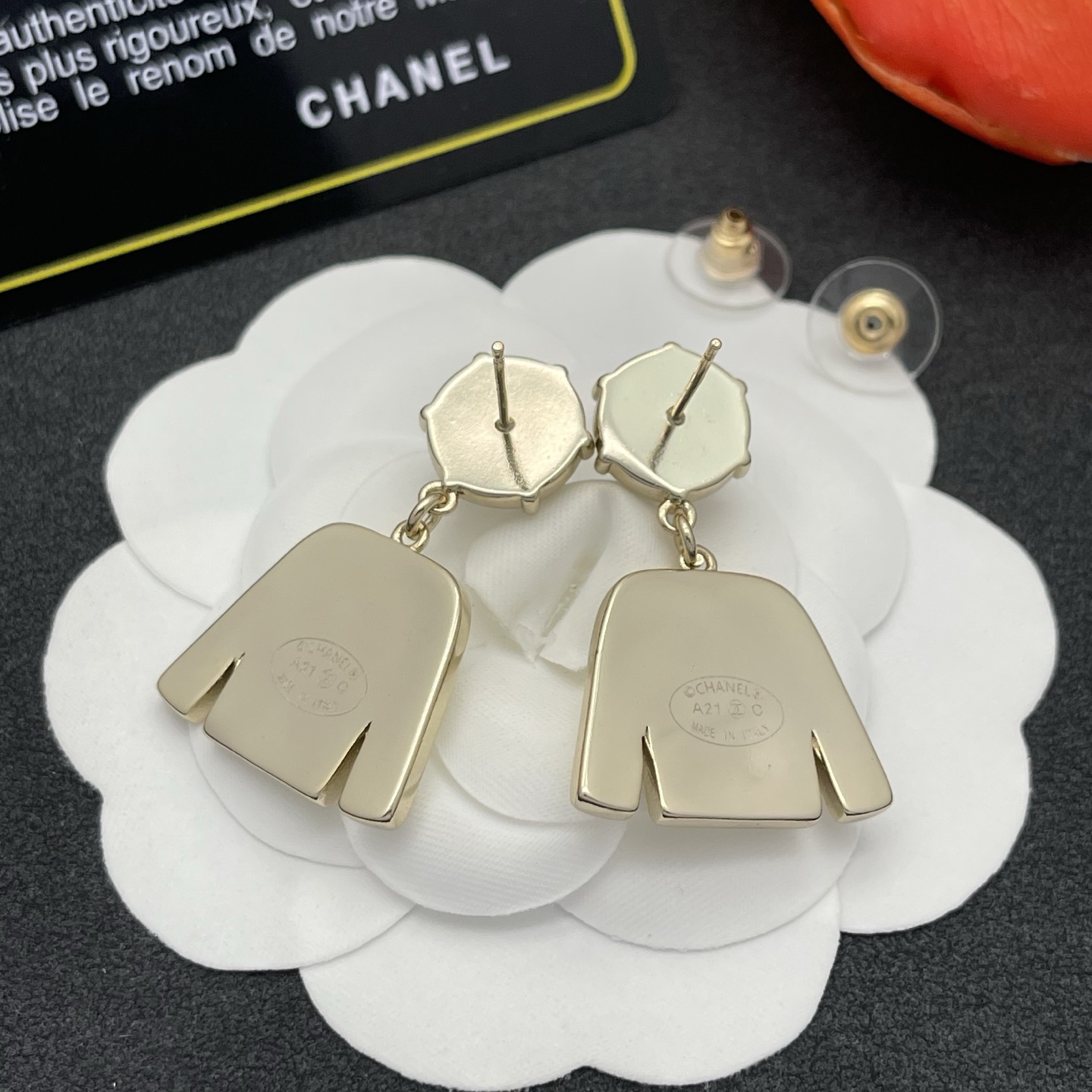 CHANEL 原單 女款外套設計耳環 珍珠點綴金色款 法式優雅小香風飾品| 8 CHANEL 原單 女款外套設計耳環 珍珠點綴金色款 法式優雅小香風飾品