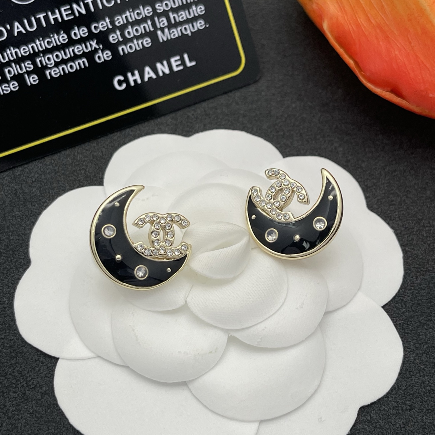 CHANEL A貨 黑月亮造型鑽飾耳環 女款 金邊閃鑽夜空風 小香風精品感| 13 CHANEL A貨 黑月亮造型鑽飾耳環 女款 金邊閃鑽夜空風 小香風精品感