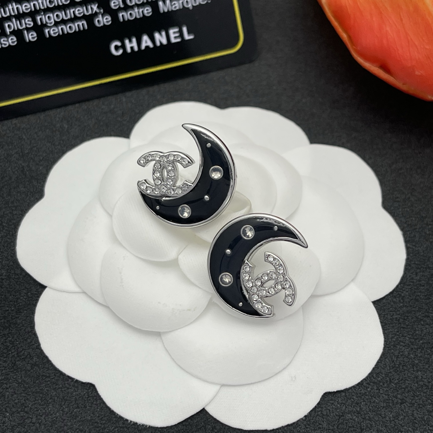 CHANEL 高仿 黑色月亮銀邊耳環 女款 鑽飾設計 氣質百搭夜空系列| 12 CHANEL 高仿 黑色月亮銀邊耳環 女款 鑽飾設計 氣質百搭夜空系列
