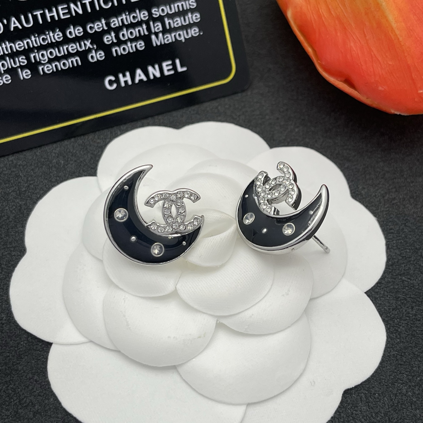 CHANEL 高仿 黑色月亮銀邊耳環 女款 鑽飾設計 氣質百搭夜空系列| 11 CHANEL 高仿 黑色月亮銀邊耳環 女款 鑽飾設計 氣質百搭夜空系列
