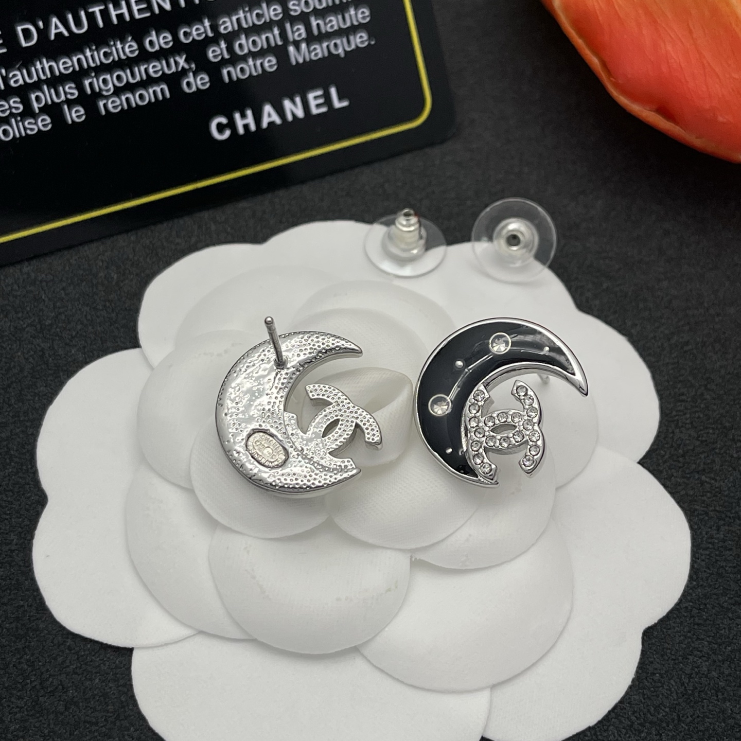 CHANEL 高仿 黑色月亮銀邊耳環 女款 鑽飾設計 氣質百搭夜空系列| 10 CHANEL 高仿 黑色月亮銀邊耳環 女款 鑽飾設計 氣質百搭夜空系列