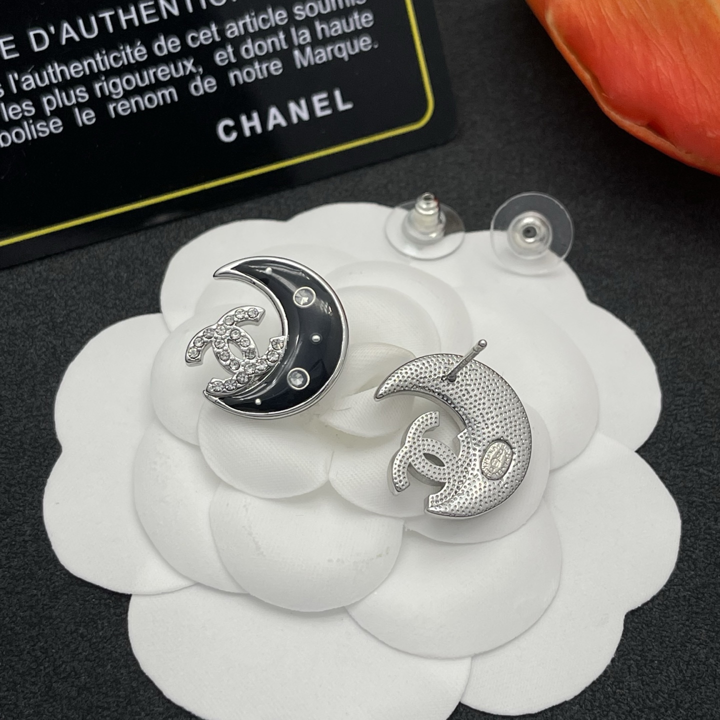 CHANEL 高仿 黑色月亮銀邊耳環 女款 鑽飾設計 氣質百搭夜空系列| 9 CHANEL 高仿 黑色月亮銀邊耳環 女款 鑽飾設計 氣質百搭夜空系列