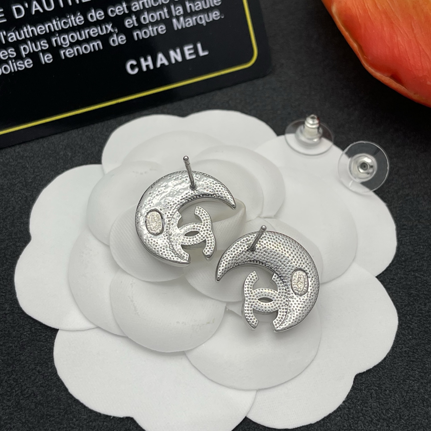 CHANEL 高仿 黑色月亮銀邊耳環 女款 鑽飾設計 氣質百搭夜空系列| 8 CHANEL 高仿 黑色月亮銀邊耳環 女款 鑽飾設計 氣質百搭夜空系列