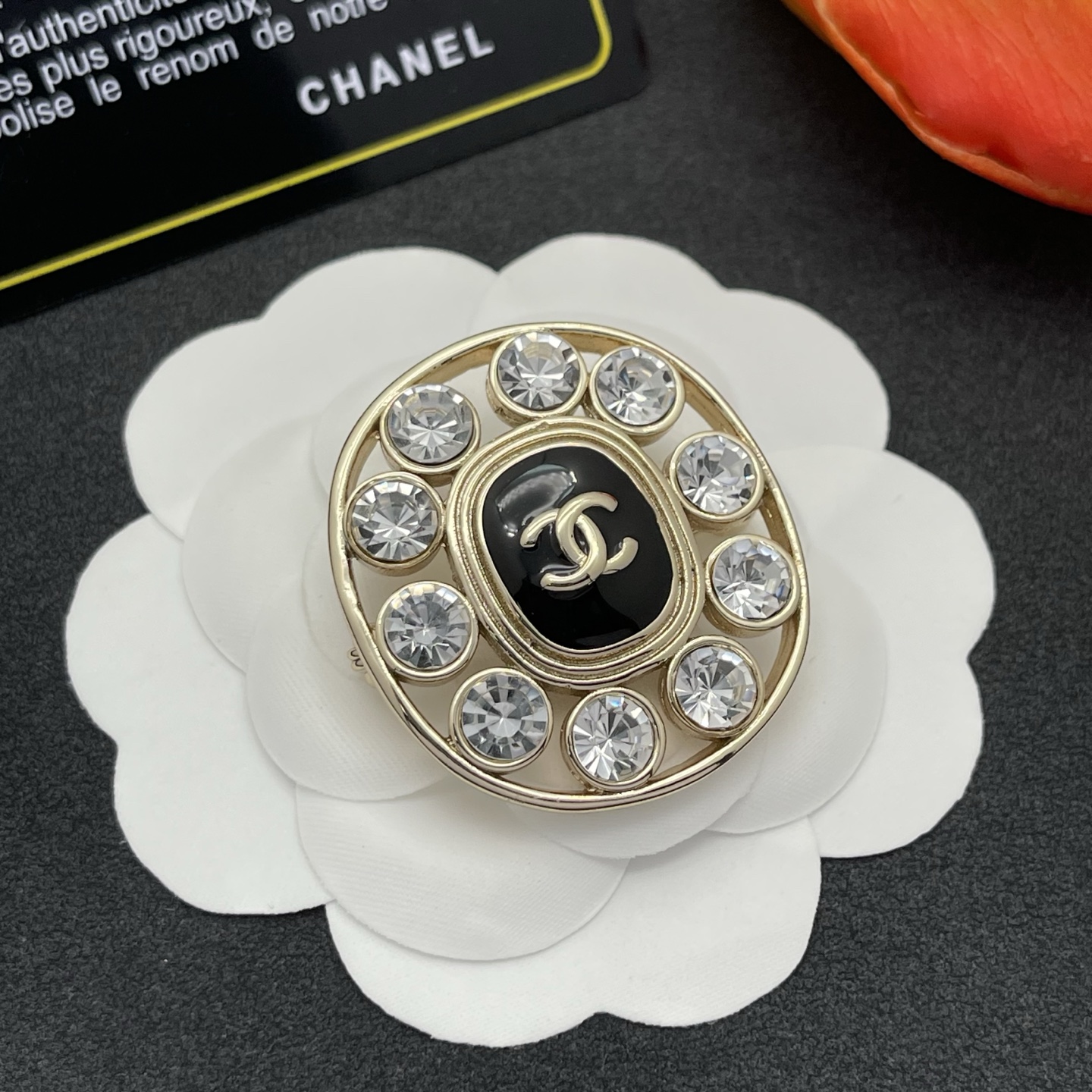 CHANEL 一比一 金色鑽石圓形胸針 女款 華麗亮鑽小香風穿搭配件| 13 CHANEL 一比一 金色鑽石圓形胸針 女款 華麗亮鑽小香風穿搭配件