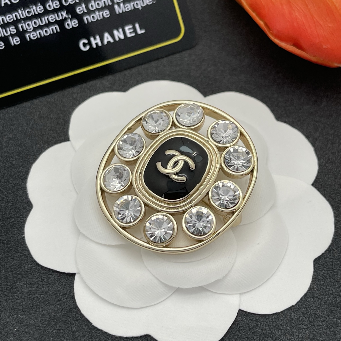 CHANEL 一比一 金色鑽石圓形胸針 女款 華麗亮鑽小香風穿搭配件| 12 CHANEL 一比一 金色鑽石圓形胸針 女款 華麗亮鑽小香風穿搭配件