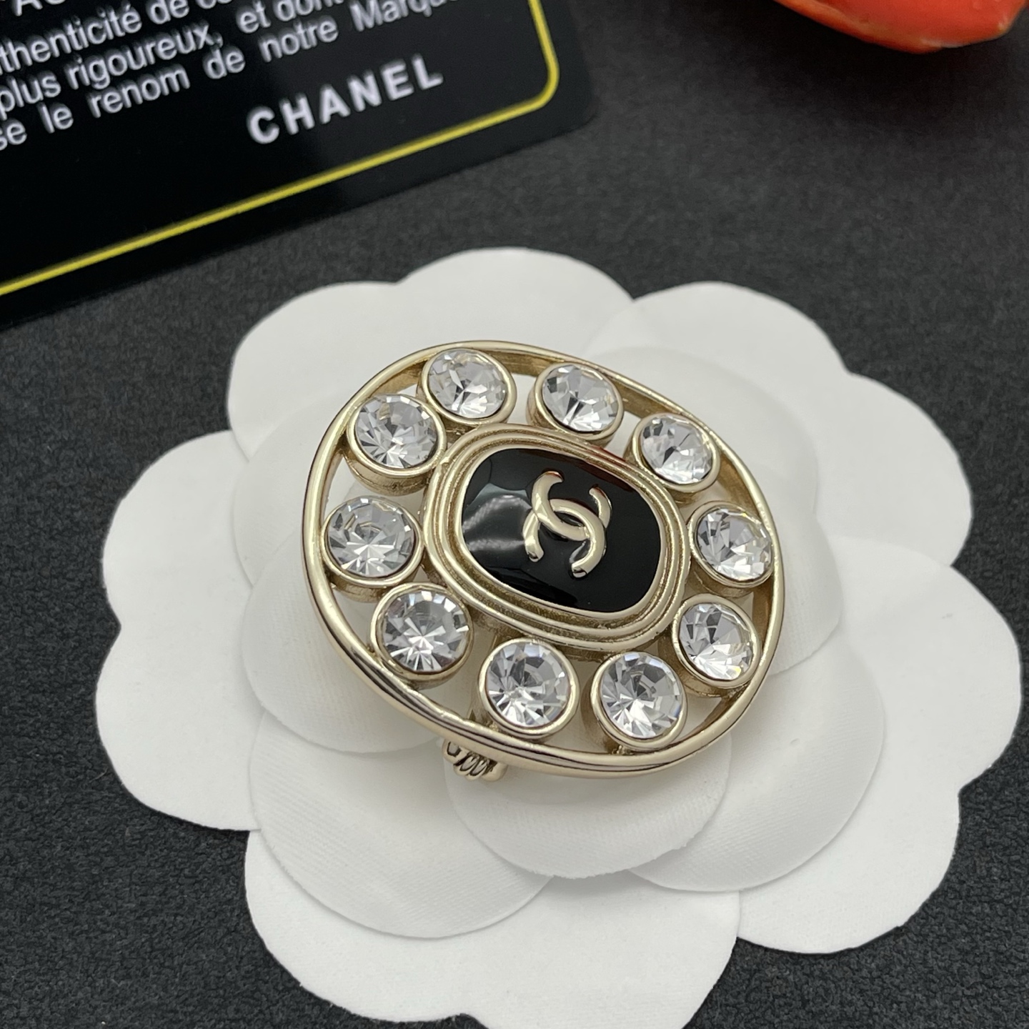 CHANEL 一比一 金色鑽石圓形胸針 女款 華麗亮鑽小香風穿搭配件| 11 CHANEL 一比一 金色鑽石圓形胸針 女款 華麗亮鑽小香風穿搭配件