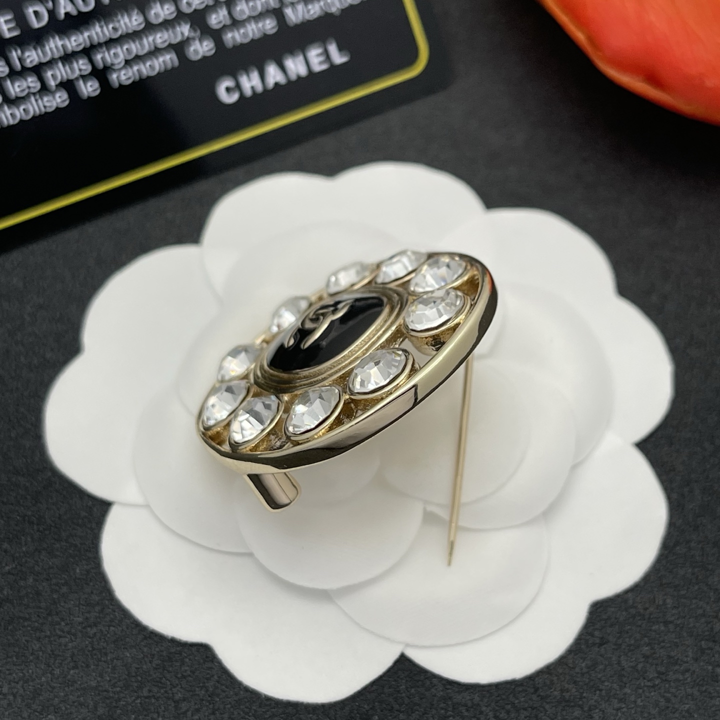 CHANEL 一比一 金色鑽石圓形胸針 女款 華麗亮鑽小香風穿搭配件| 10 CHANEL 一比一 金色鑽石圓形胸針 女款 華麗亮鑽小香風穿搭配件