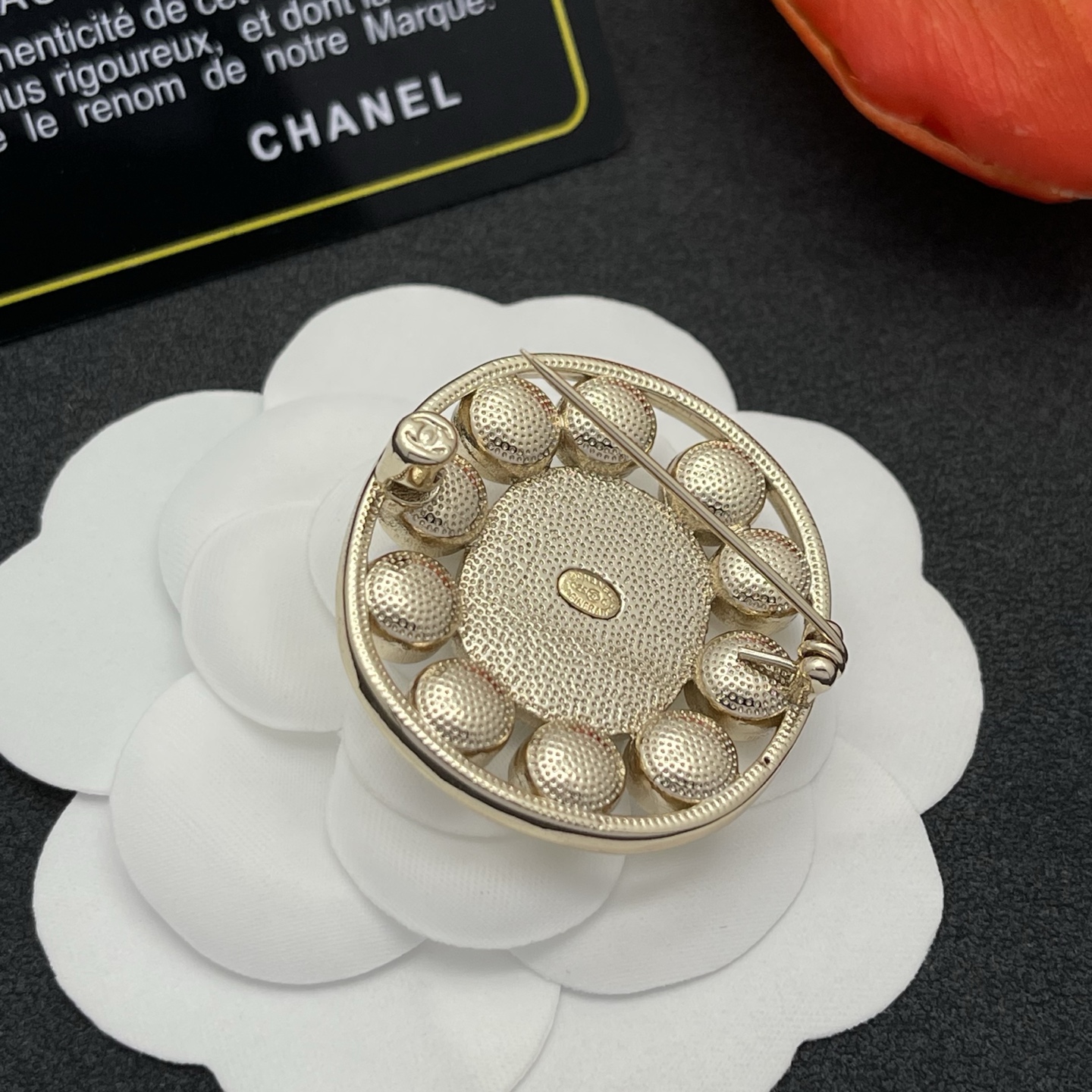 CHANEL 一比一 金色鑽石圓形胸針 女款 華麗亮鑽小香風穿搭配件| 9 CHANEL 一比一 金色鑽石圓形胸針 女款 華麗亮鑽小香風穿搭配件
