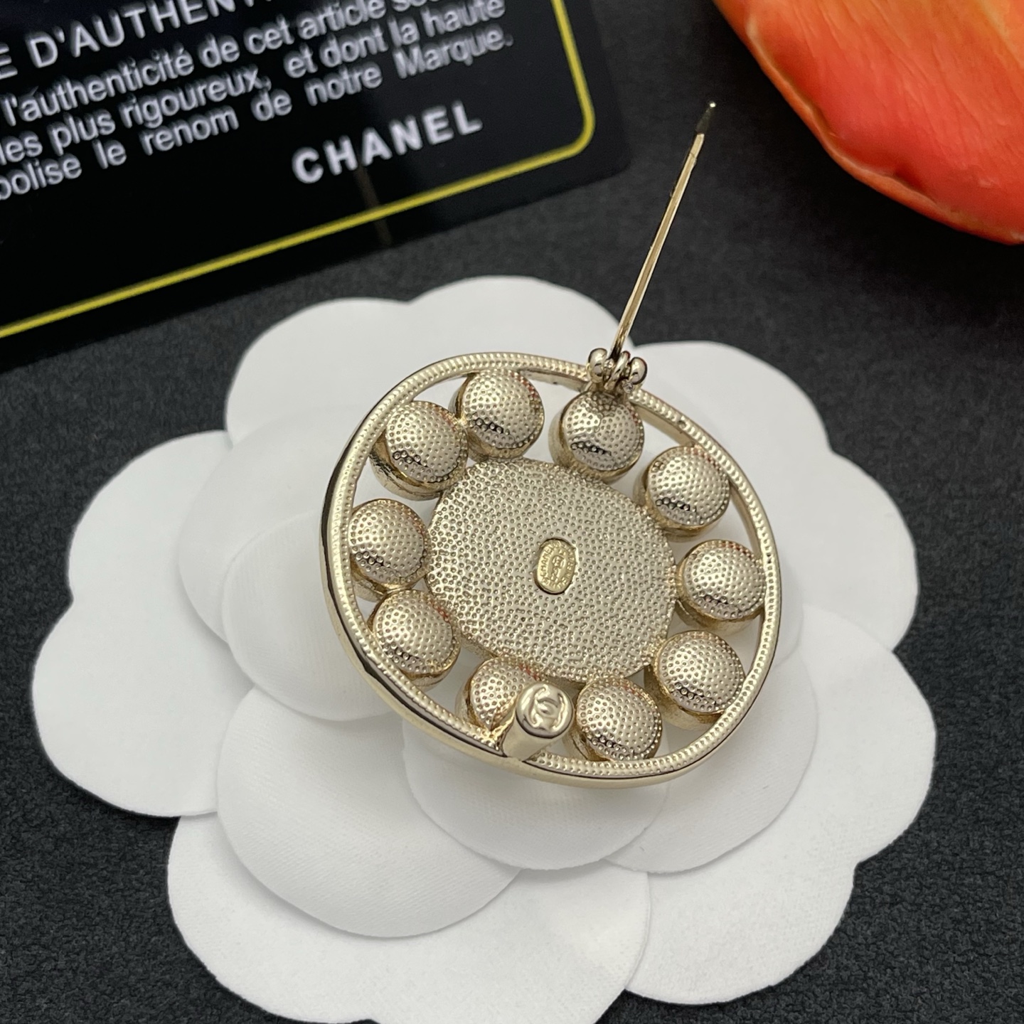 CHANEL 一比一 金色鑽石圓形胸針 女款 華麗亮鑽小香風穿搭配件| 8 CHANEL 一比一 金色鑽石圓形胸針 女款 華麗亮鑽小香風穿搭配件
