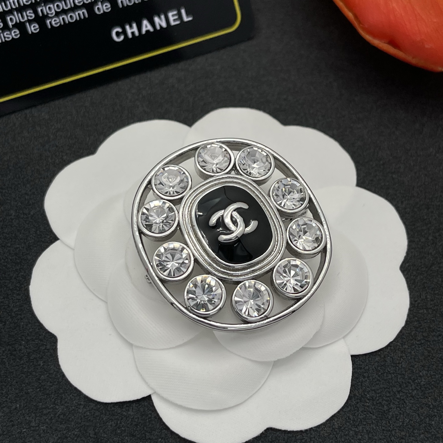 CHANEL 原單 銀色鑽石圓形胸針 女款 冷調亮鑽小香風精品穿搭配件| 13 CHANEL 原單 銀色鑽石圓形胸針 女款 冷調亮鑽小香風精品穿搭配件