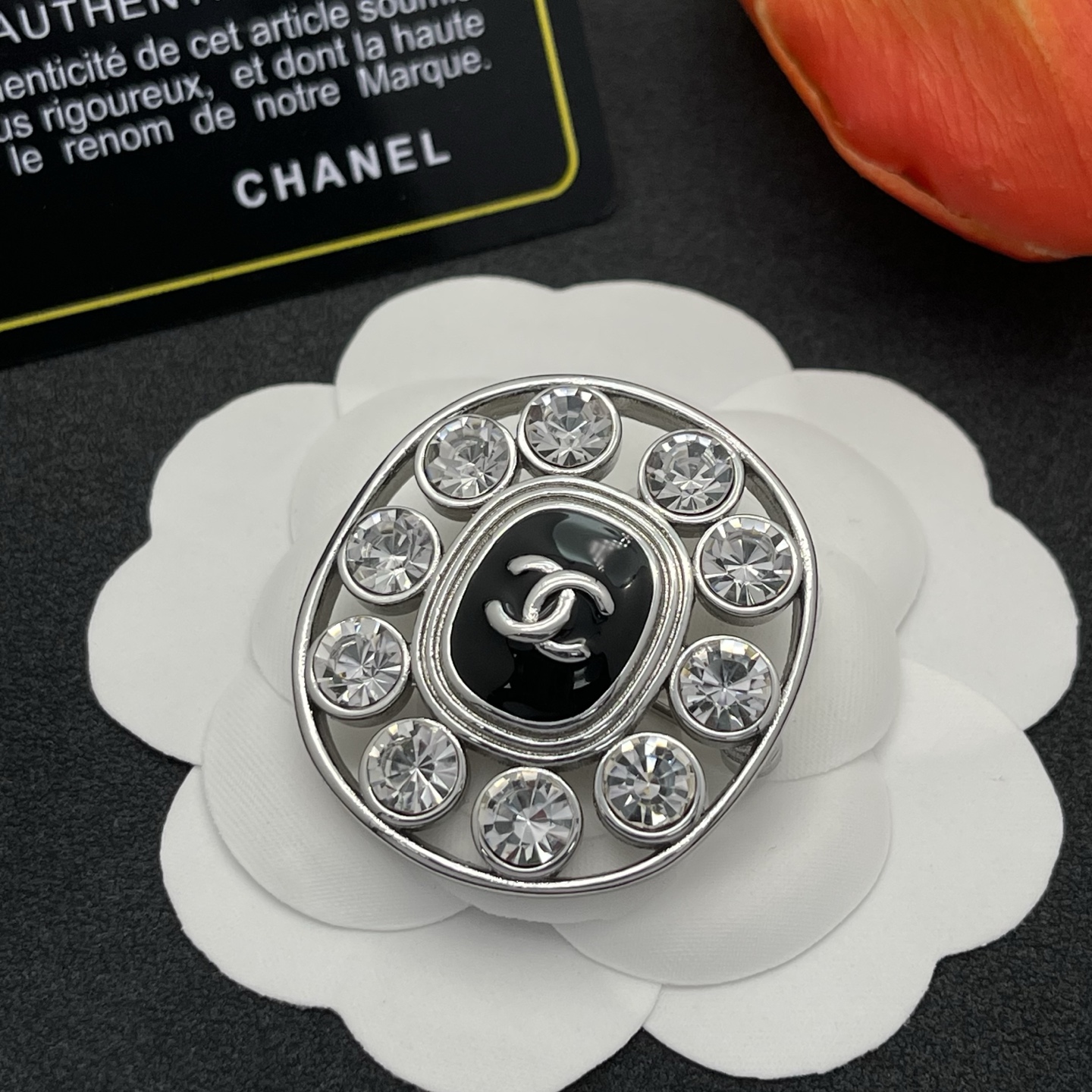 CHANEL 原單 銀色鑽石圓形胸針 女款 冷調亮鑽小香風精品穿搭配件| 12 CHANEL 原單 銀色鑽石圓形胸針 女款 冷調亮鑽小香風精品穿搭配件