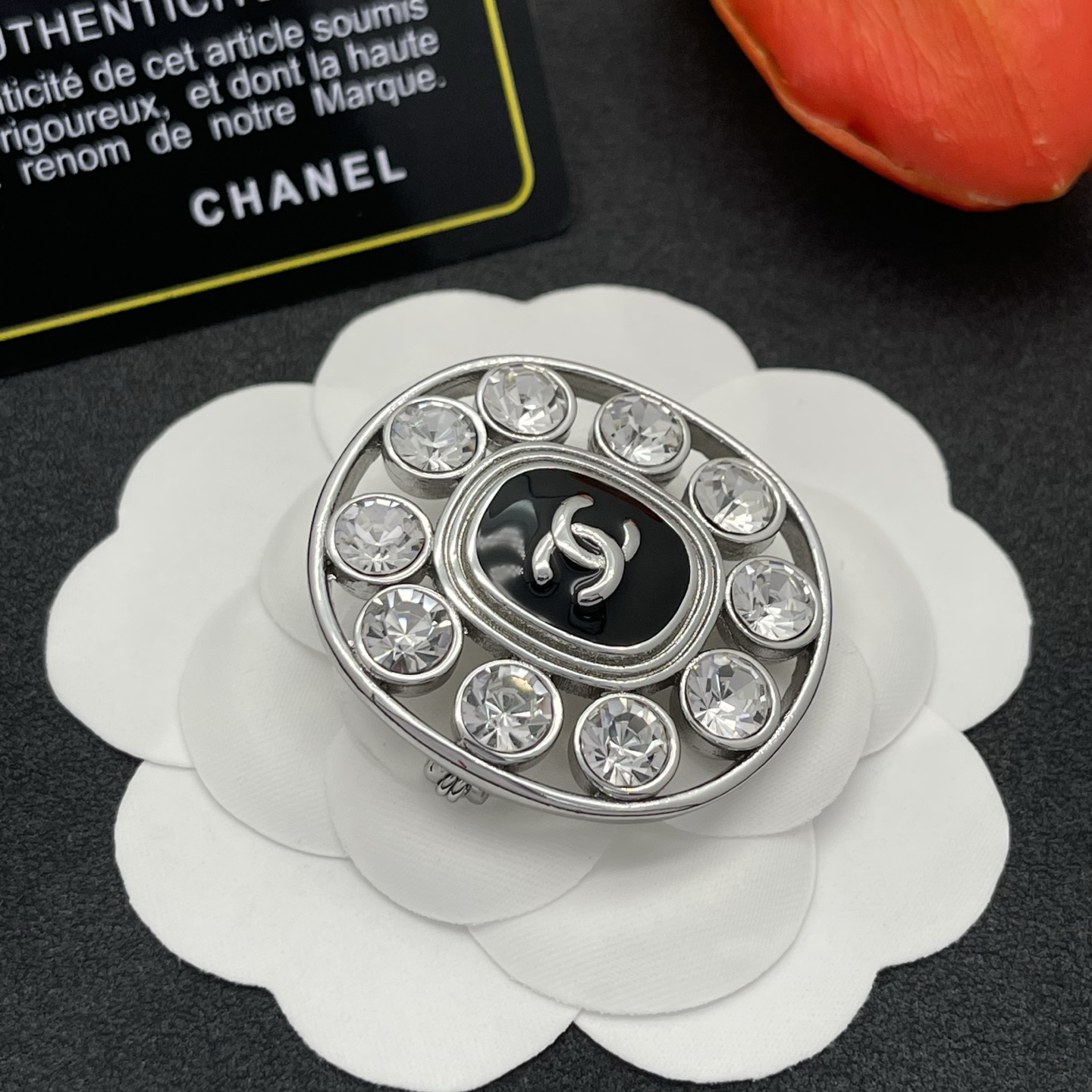CHANEL 原單 銀色鑽石圓形胸針 女款 冷調亮鑽小香風精品穿搭配件| 11 CHANEL 原單 銀色鑽石圓形胸針 女款 冷調亮鑽小香風精品穿搭配件