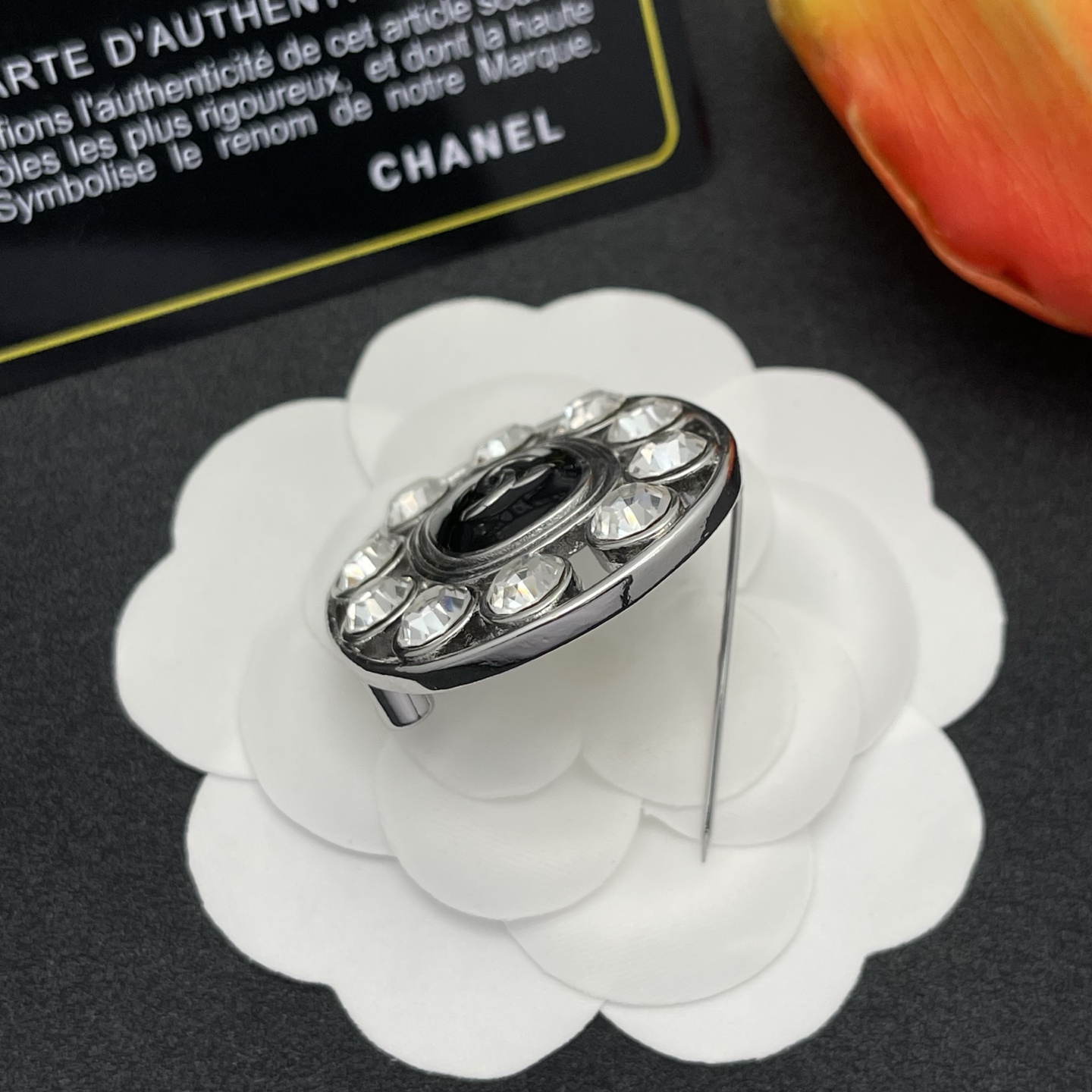 CHANEL 原單 銀色鑽石圓形胸針 女款 冷調亮鑽小香風精品穿搭配件| 10 CHANEL 原單 銀色鑽石圓形胸針 女款 冷調亮鑽小香風精品穿搭配件