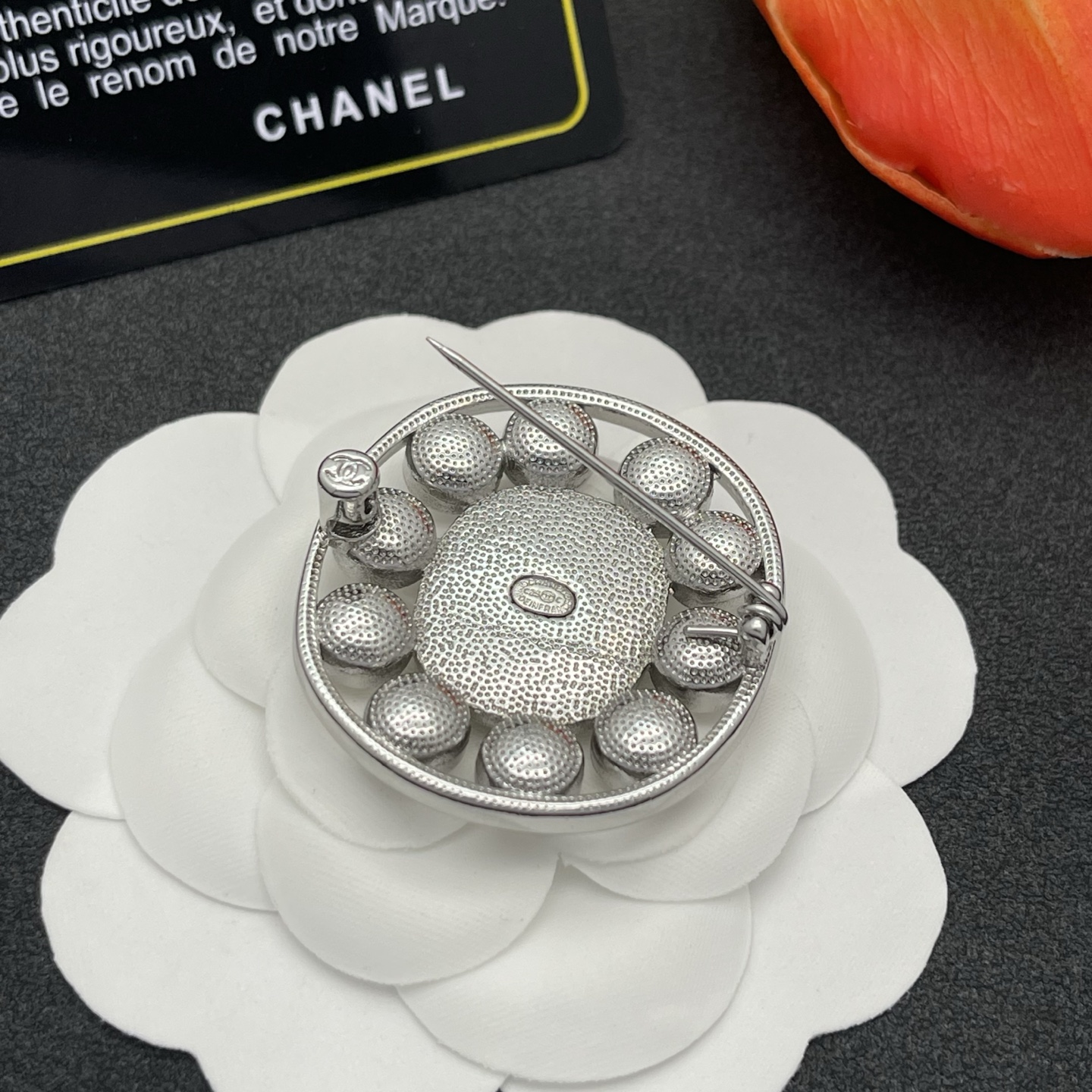 CHANEL 原單 銀色鑽石圓形胸針 女款 冷調亮鑽小香風精品穿搭配件| 9 CHANEL 原單 銀色鑽石圓形胸針 女款 冷調亮鑽小香風精品穿搭配件