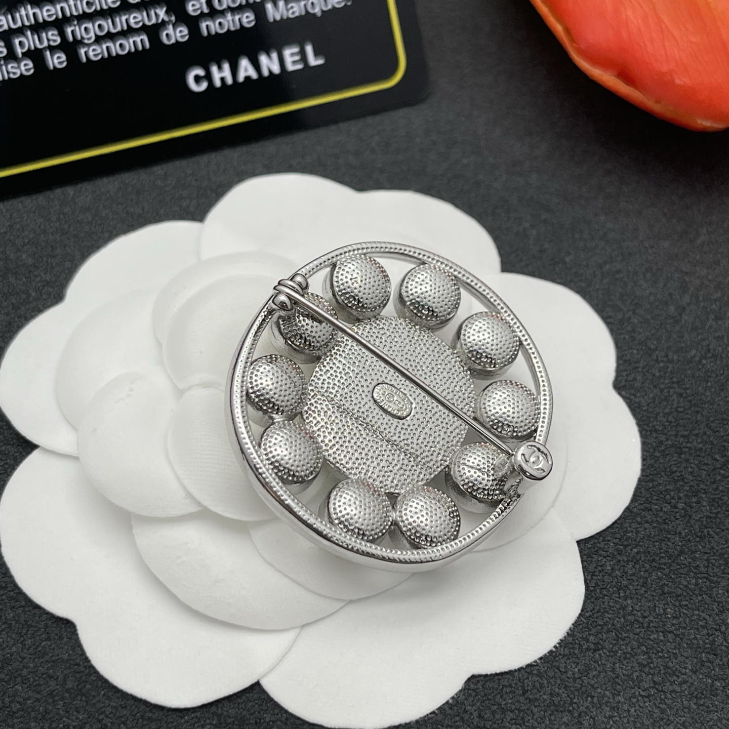 CHANEL 原單 銀色鑽石圓形胸針 女款 冷調亮鑽小香風精品穿搭配件| 8 CHANEL 原單 銀色鑽石圓形胸針 女款 冷調亮鑽小香風精品穿搭配件