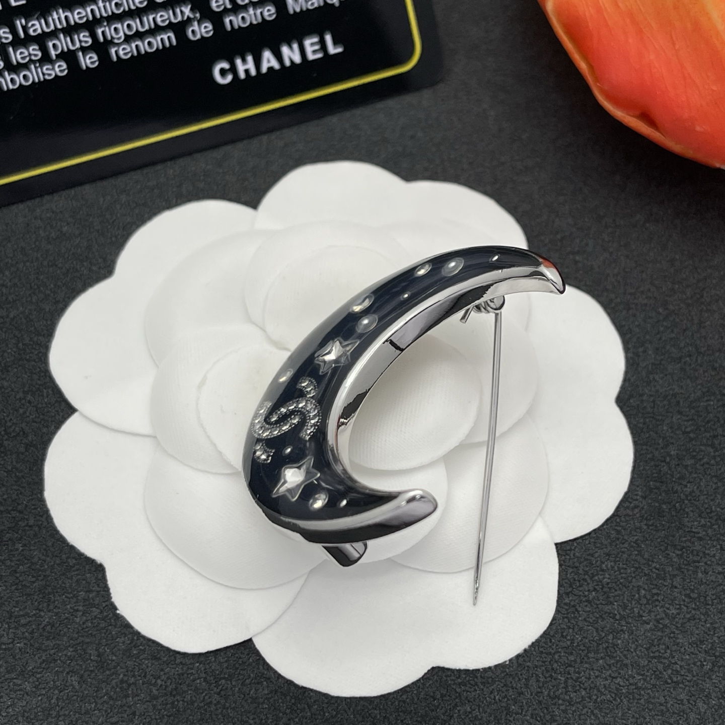 CHANEL A貨 月亮星星胸針 銀色深藍琺瑯 夜空系列女款精品風配件| 10 CHANEL A貨 月亮星星胸針 銀色深藍琺瑯 夜空系列女款精品風配件