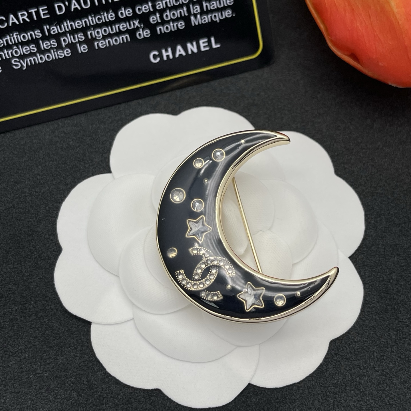 CHANEL 高仿 金色月亮星星胸針 深藍夜空系列 氣質穿搭精品配件| 12 CHANEL 高仿 金色月亮星星胸針 深藍夜空系列 氣質穿搭精品配件
