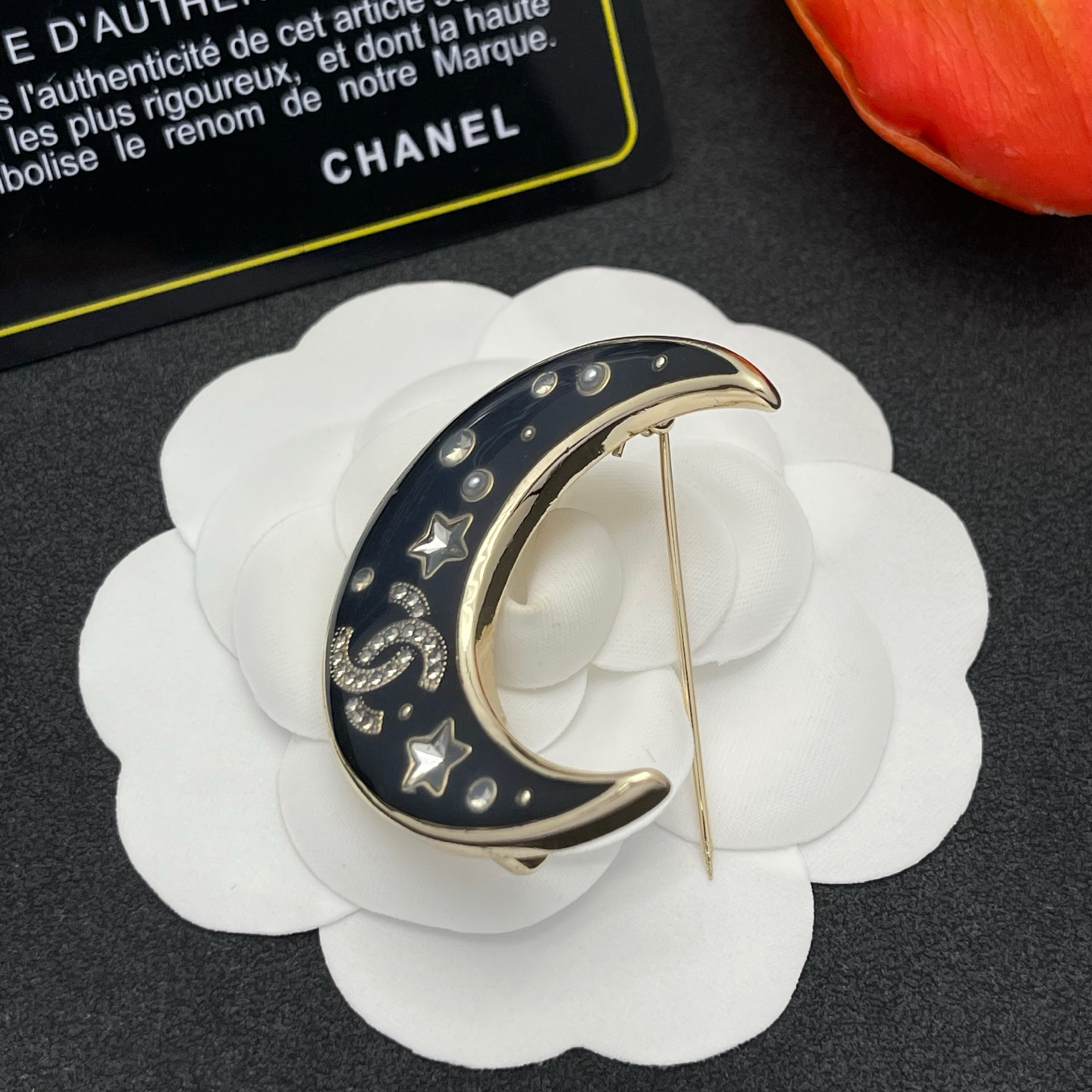 CHANEL 高仿 金色月亮星星胸針 深藍夜空系列 氣質穿搭精品配件| 10 CHANEL 高仿 金色月亮星星胸針 深藍夜空系列 氣質穿搭精品配件