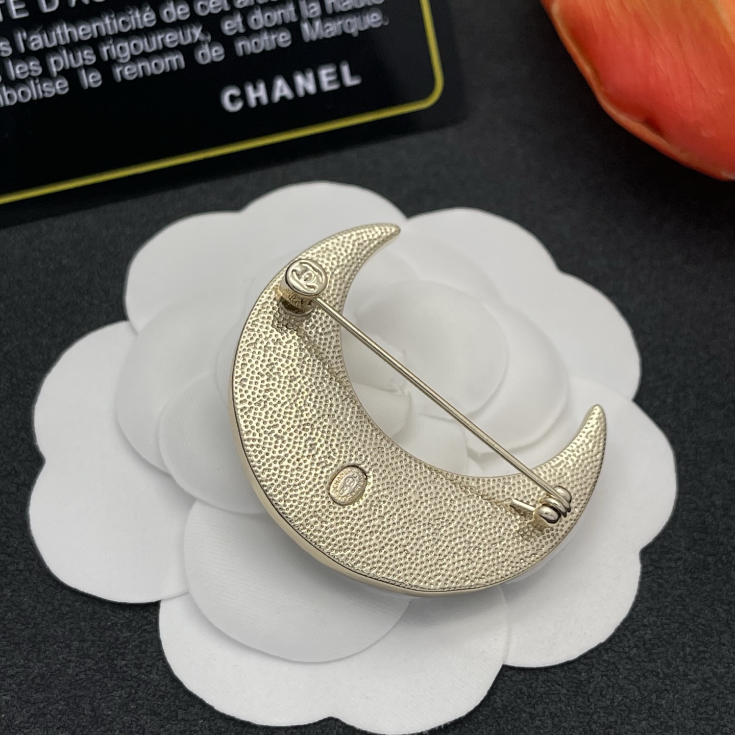 CHANEL 高仿 金色月亮星星胸針 深藍夜空系列 氣質穿搭精品配件| 9 CHANEL 高仿 金色月亮星星胸針 深藍夜空系列 氣質穿搭精品配件