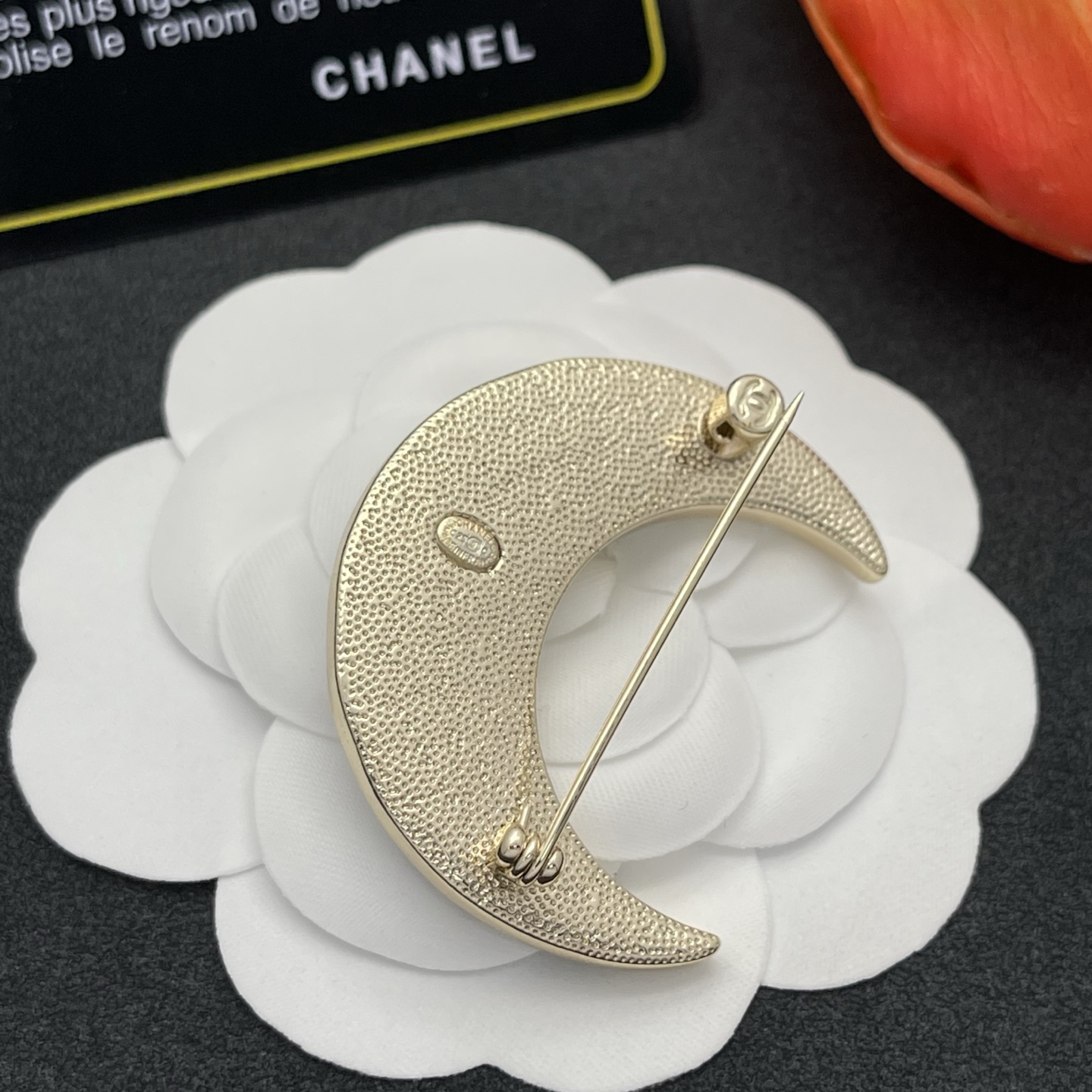 CHANEL 高仿 金色月亮星星胸針 深藍夜空系列 氣質穿搭精品配件| 8 CHANEL 高仿 金色月亮星星胸針 深藍夜空系列 氣質穿搭精品配件